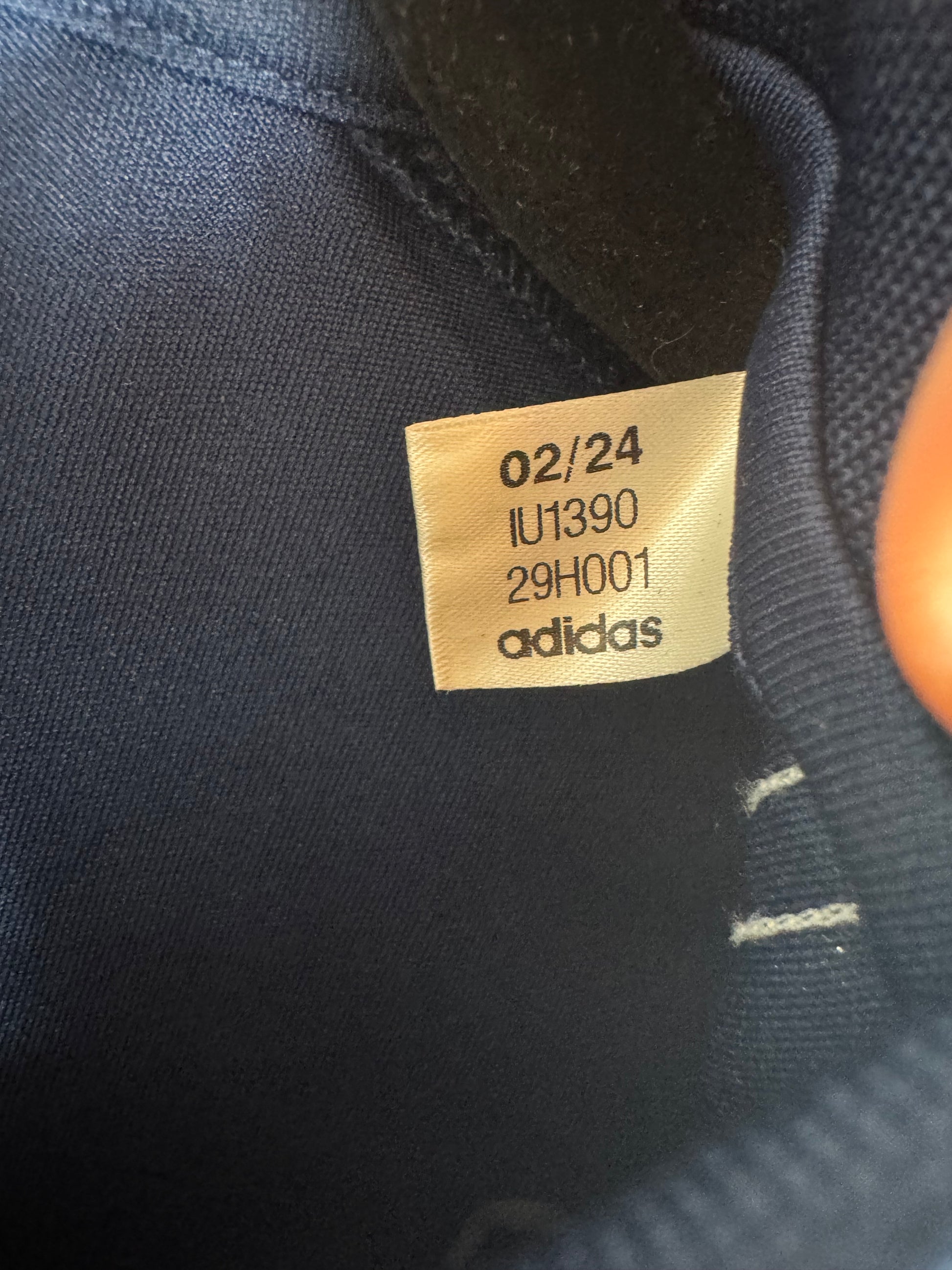 Étiquette interne Adidas code IU1390 certifiant l'authenticité du maillot extérieur d'Amad Diallo.