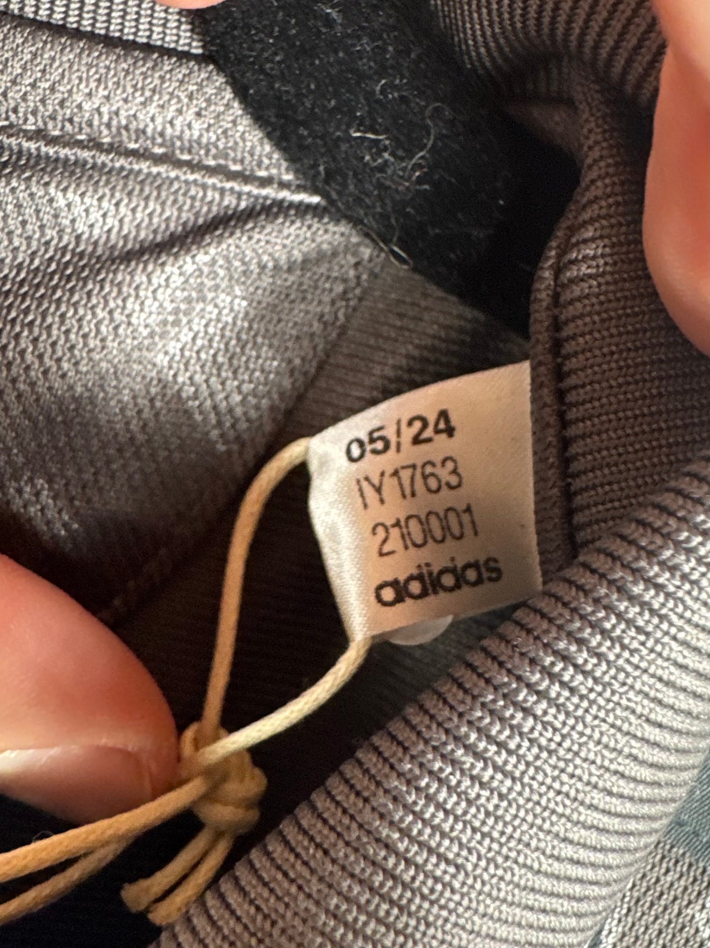Étiquette interne Adidas code IY1763 certifiant l'authenticité du maillot 2024/25.