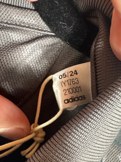 Étiquette interne Adidas code IY1763 certifiant l'authenticité du maillot 2024/25.