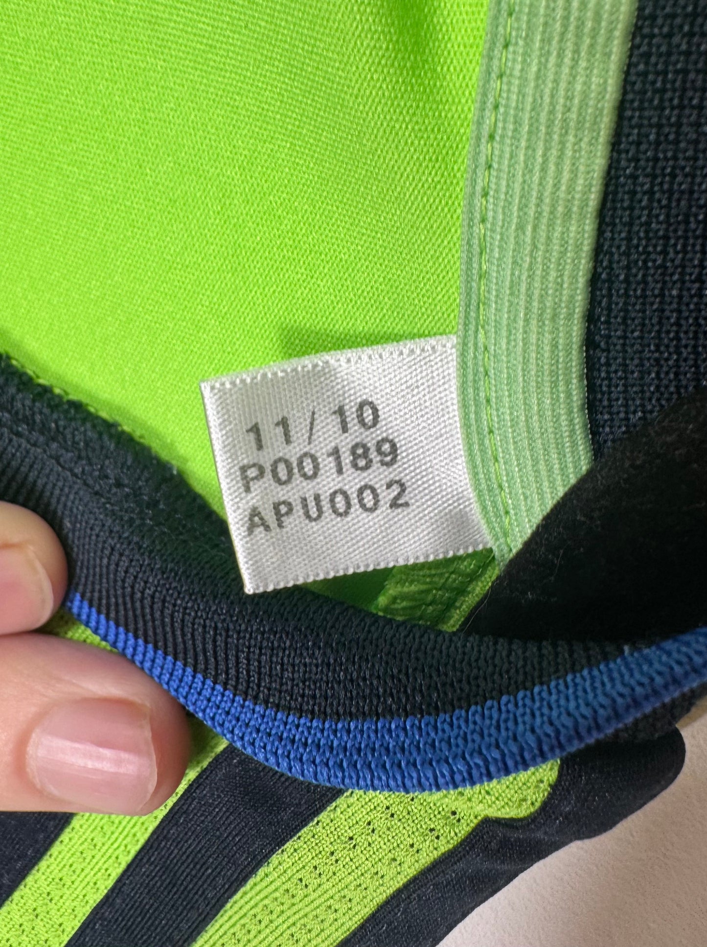 Étiquette interne de production Adidas code P00189 certifiant l'authenticité du maillot.