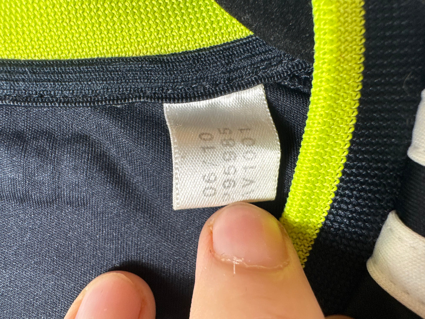 Étiquette interne Adidas code P95985 certifiant l'authenticité du maillot de Kaká.