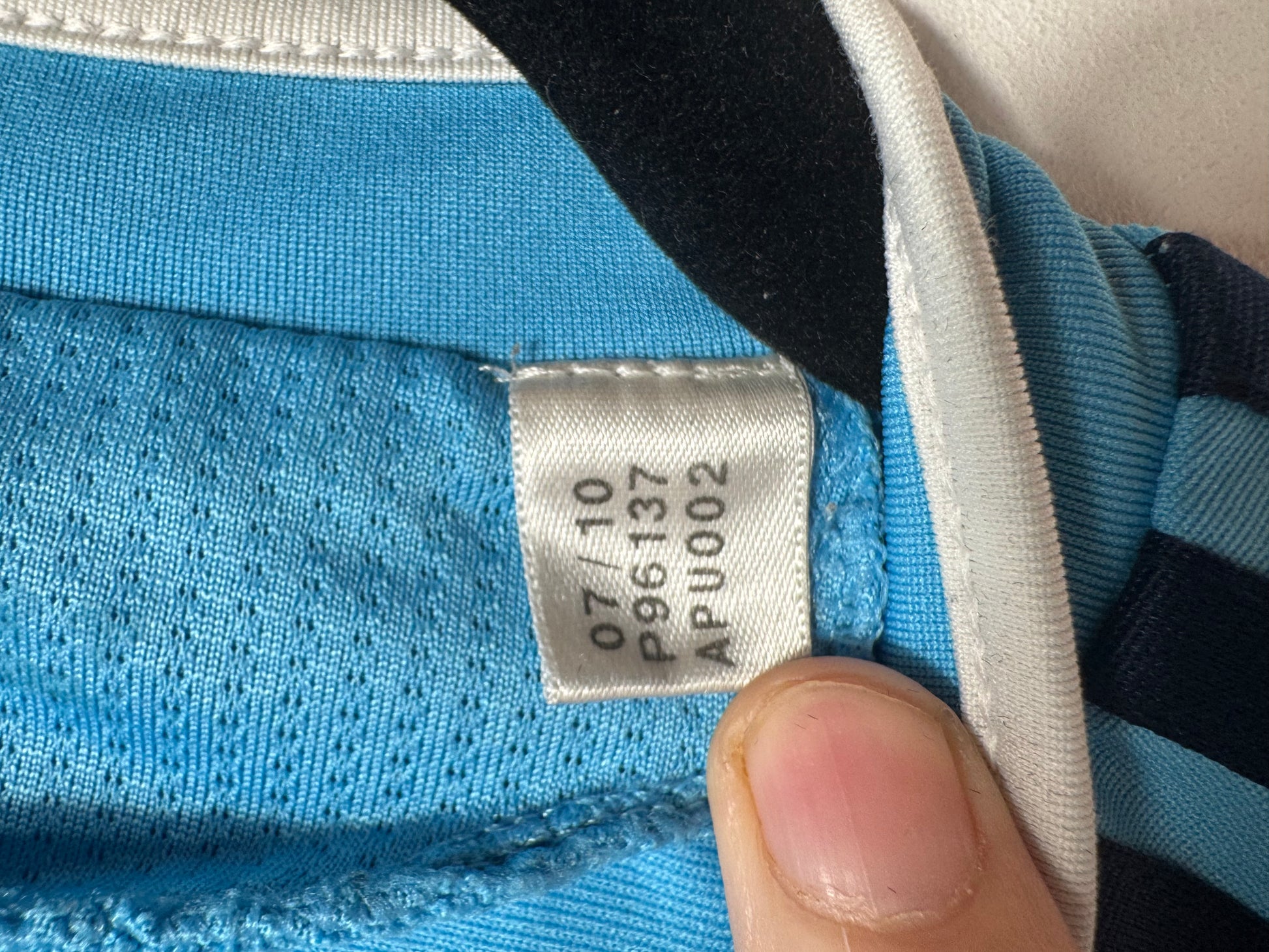 Étiquette interne Adidas code P96137 certifiant l'authenticité du maillot de Lucho González.