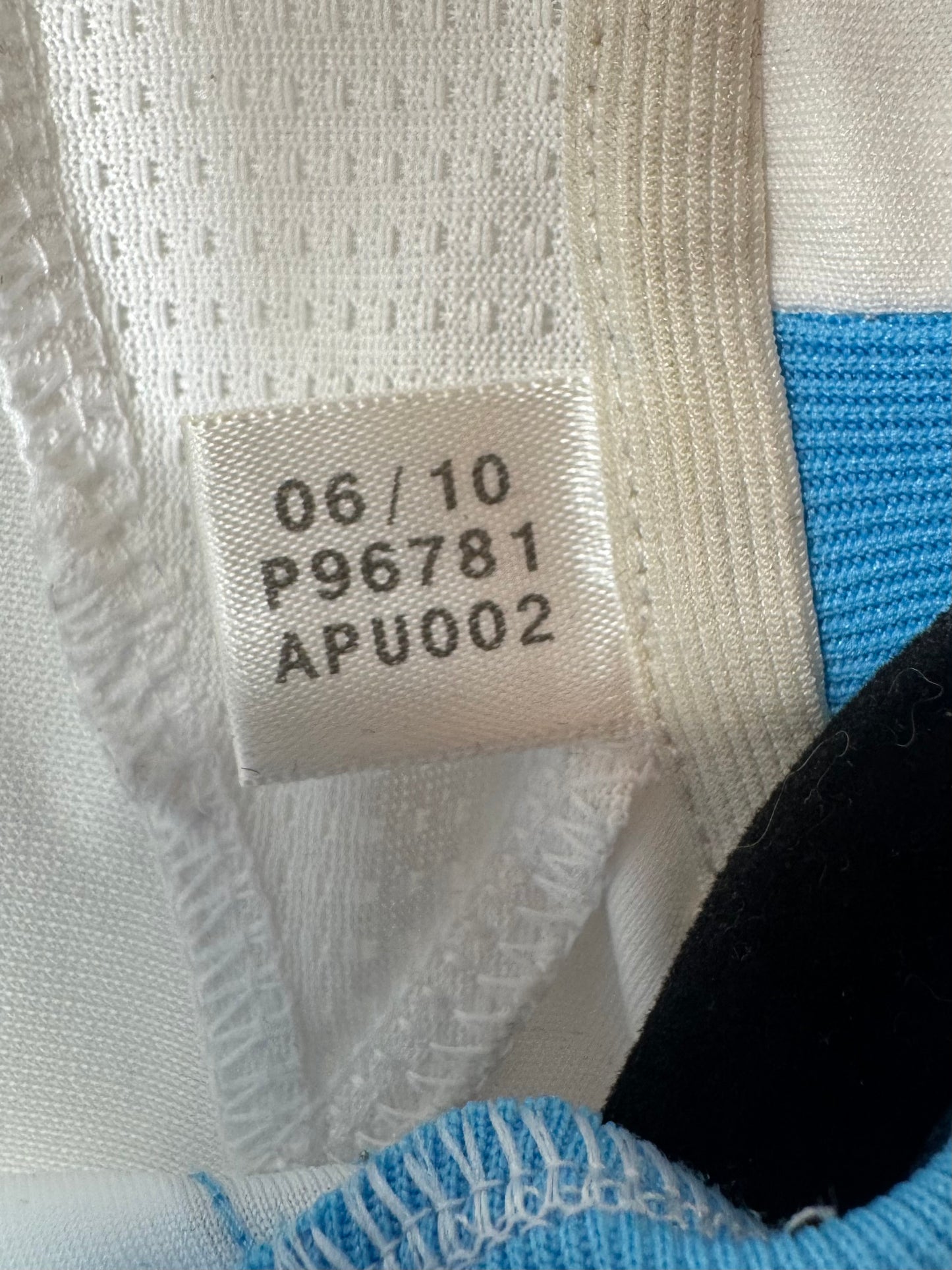 Étiquette interne Adidas code P96781 certifiant l'authenticité du maillot Lucho.