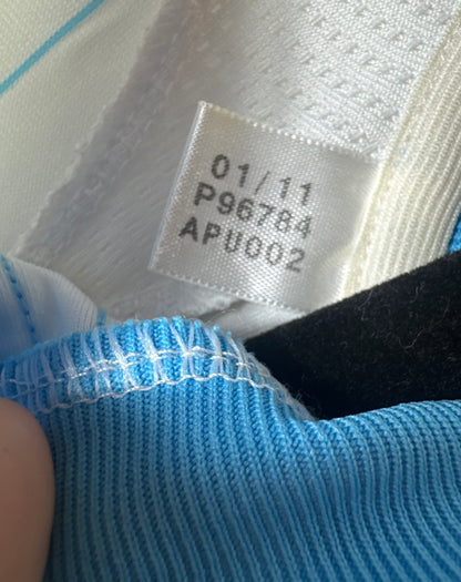 Étiquette de col Adidas avec code P96784 prouvant l'authenticité du maillot OM.