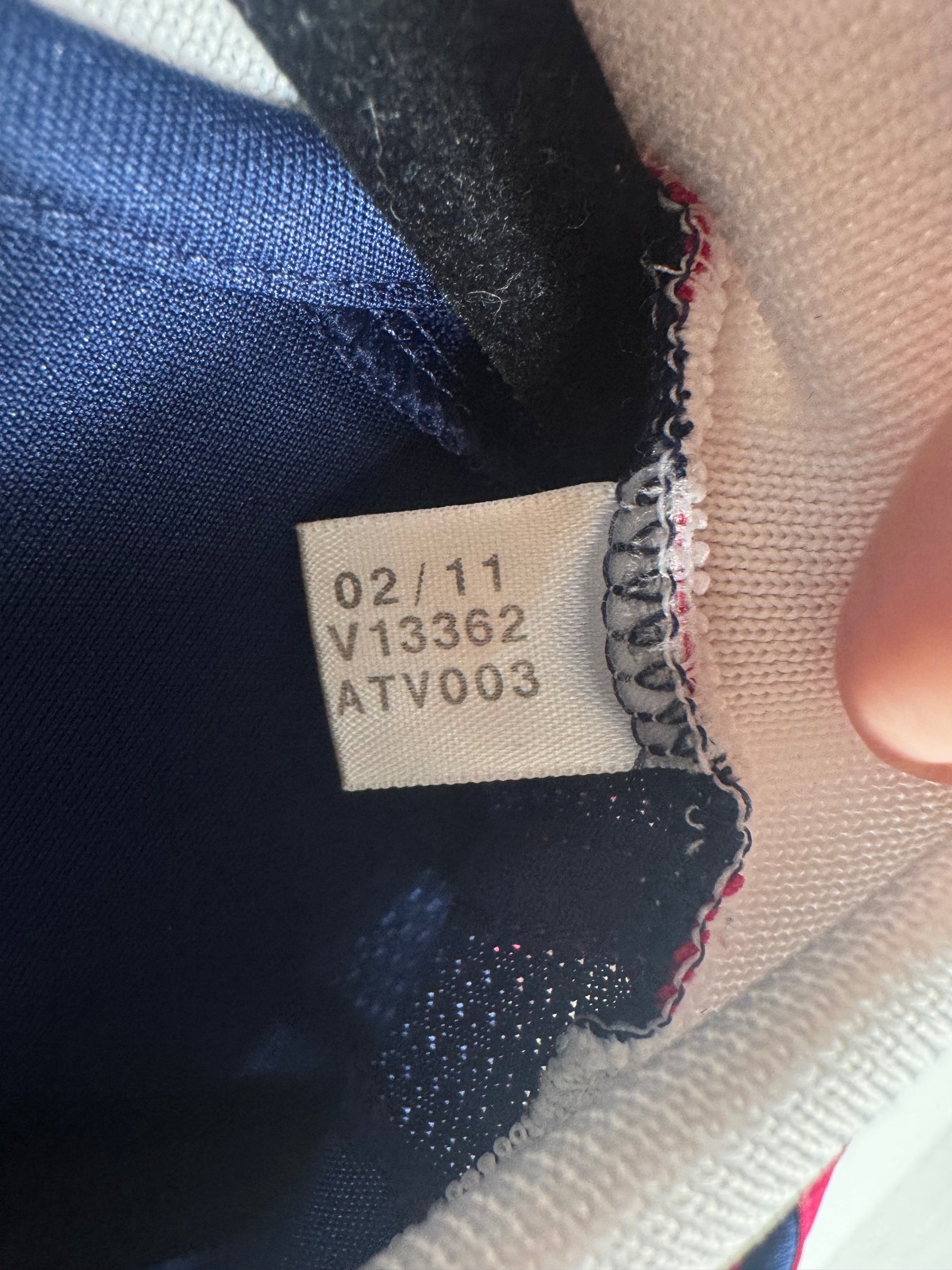 Étiquette interne Adidas code V13362 certifiant l'authenticité du maillot d'Alexandre Lacazette.