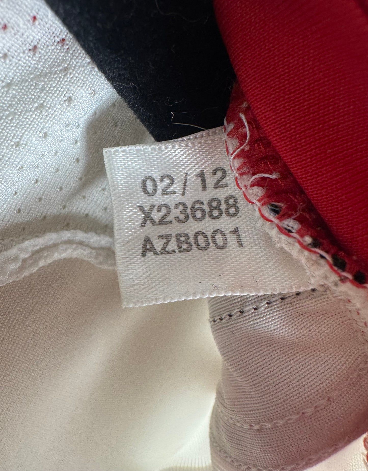 Étiquette interne de production Adidas code X23688 certifiant l'authenticité du maillot.
