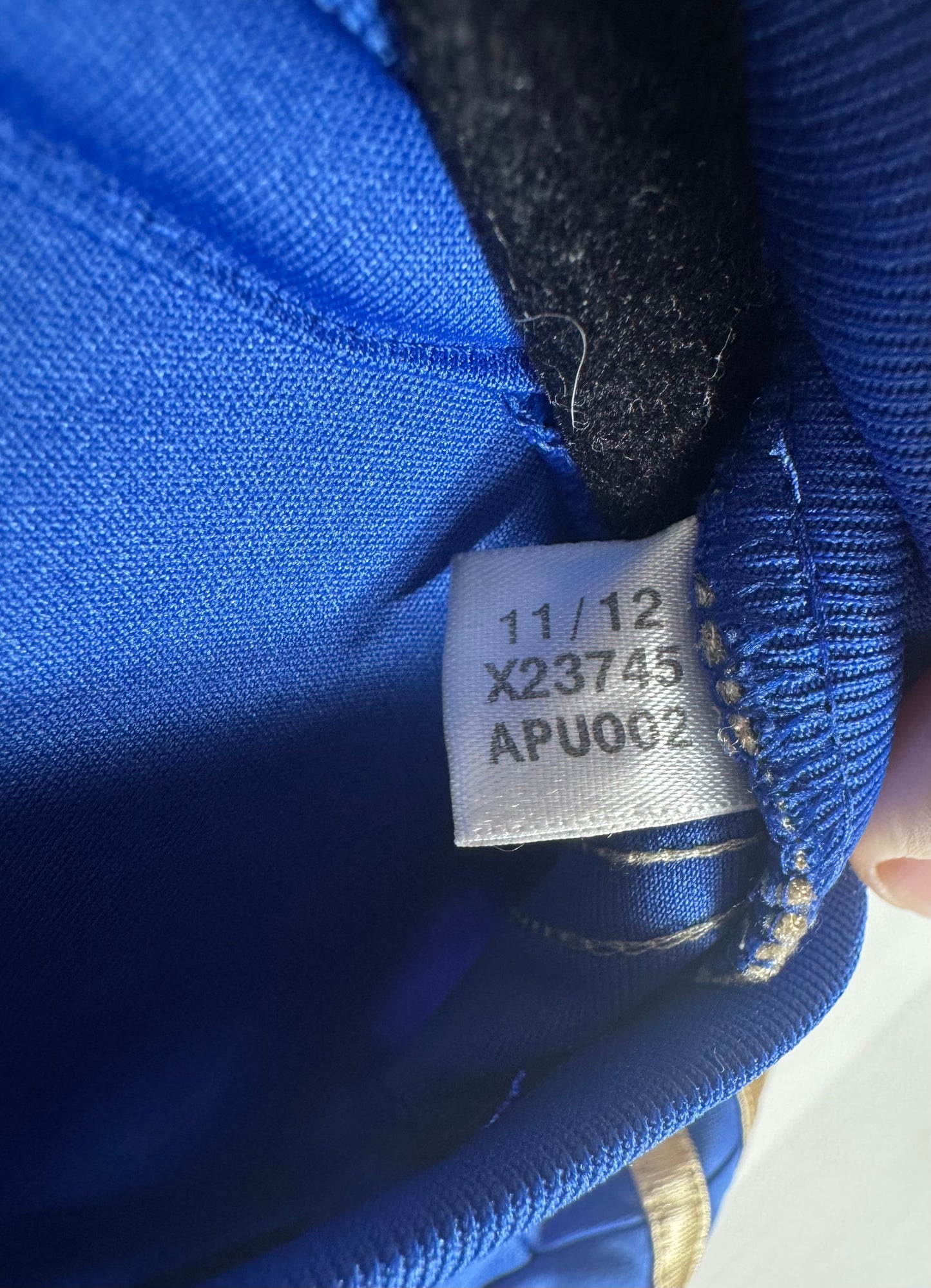 Étiquette interne Adidas code X23745 certifiant l'authenticité du maillot Chelsea.