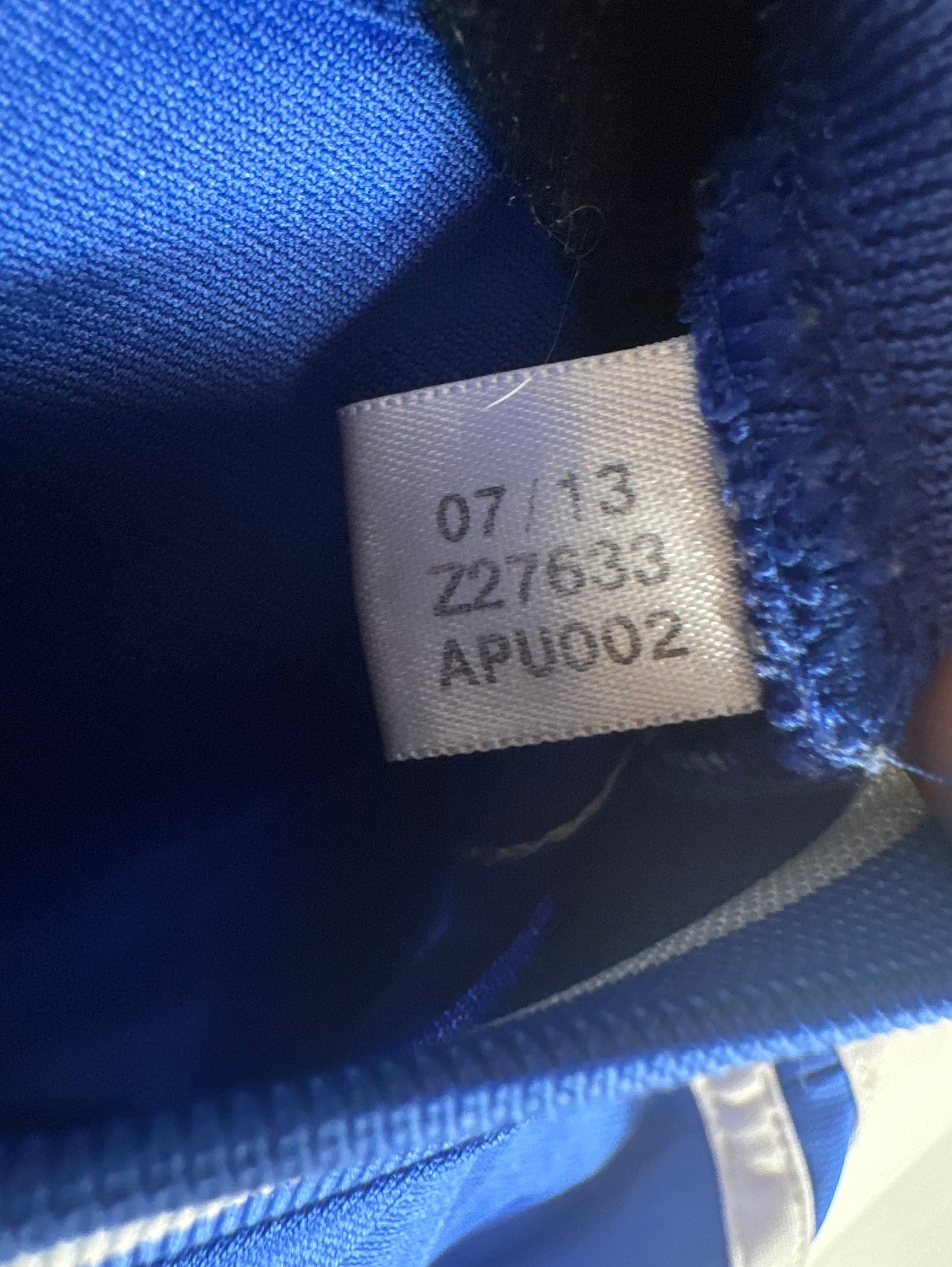 Étiquette interne de production Adidas code Z27633 certifiant l'authenticité du maillot.