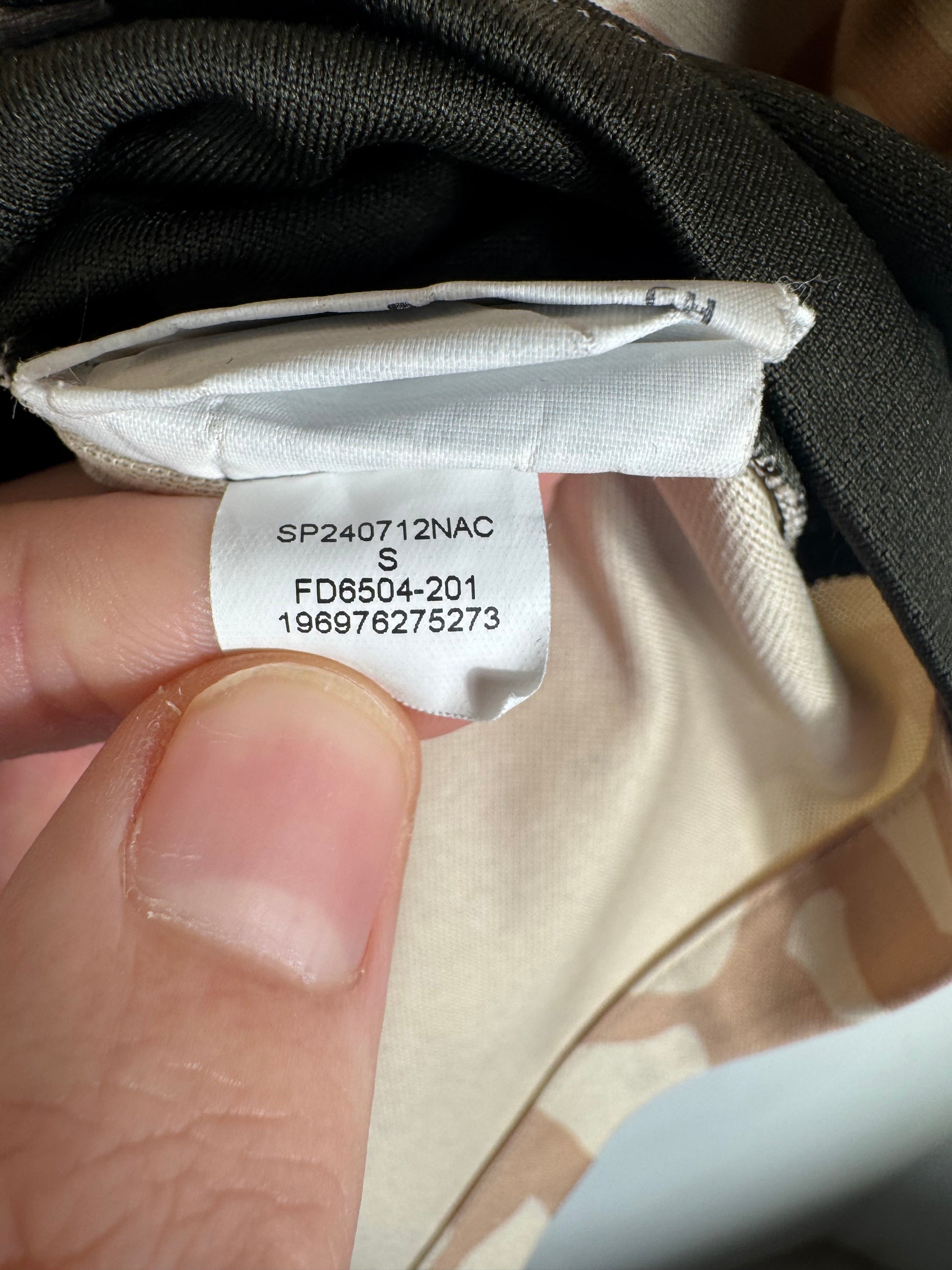 Étiquette interne Jordan code FD6504-201 certifiant l'authenticité du maillot de Warren Zaïre-Emery.