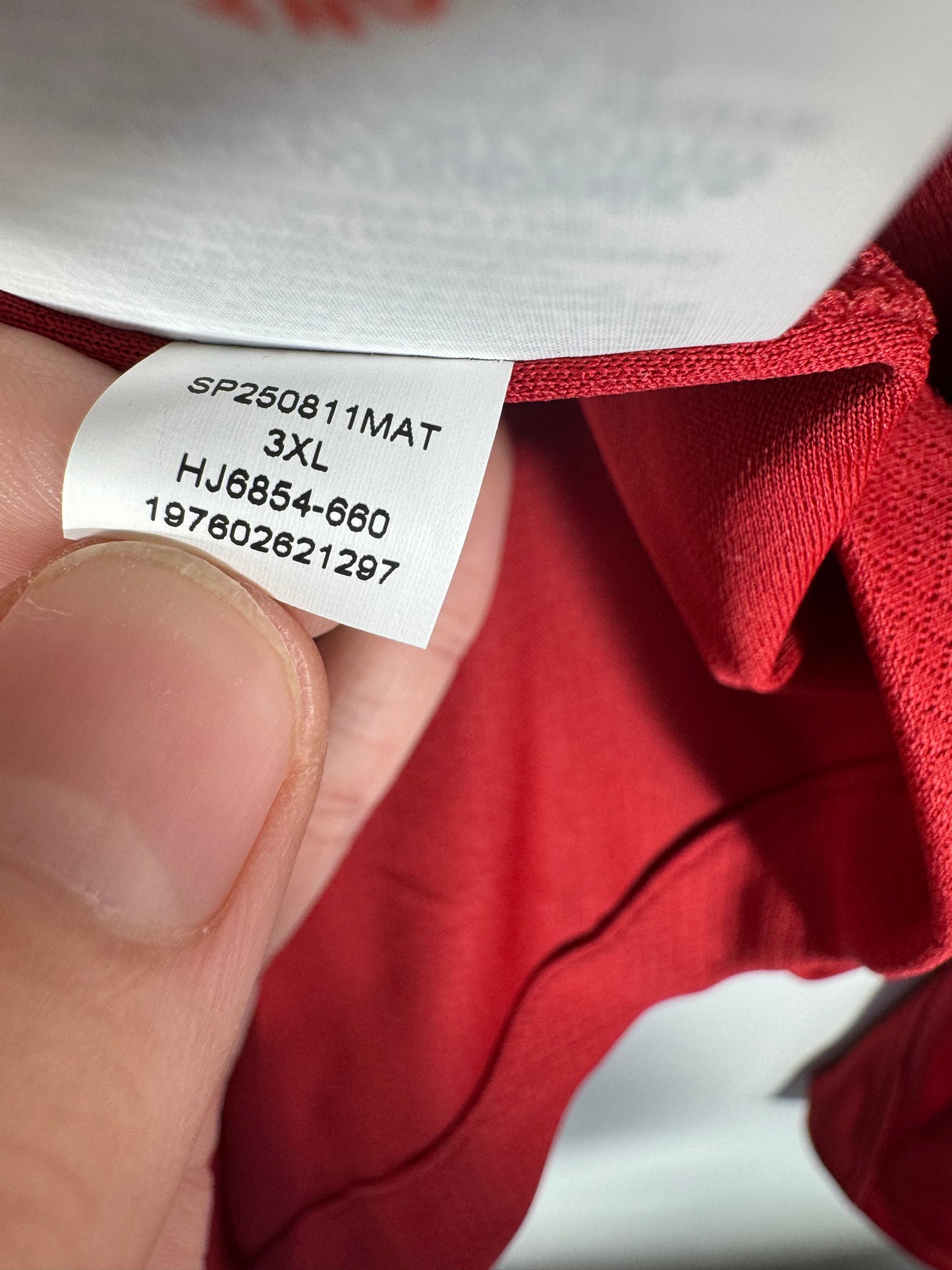 Étiquette interne Jordan code HJ6854-660 certifiant l'authenticité du maillot de Donnarumma.