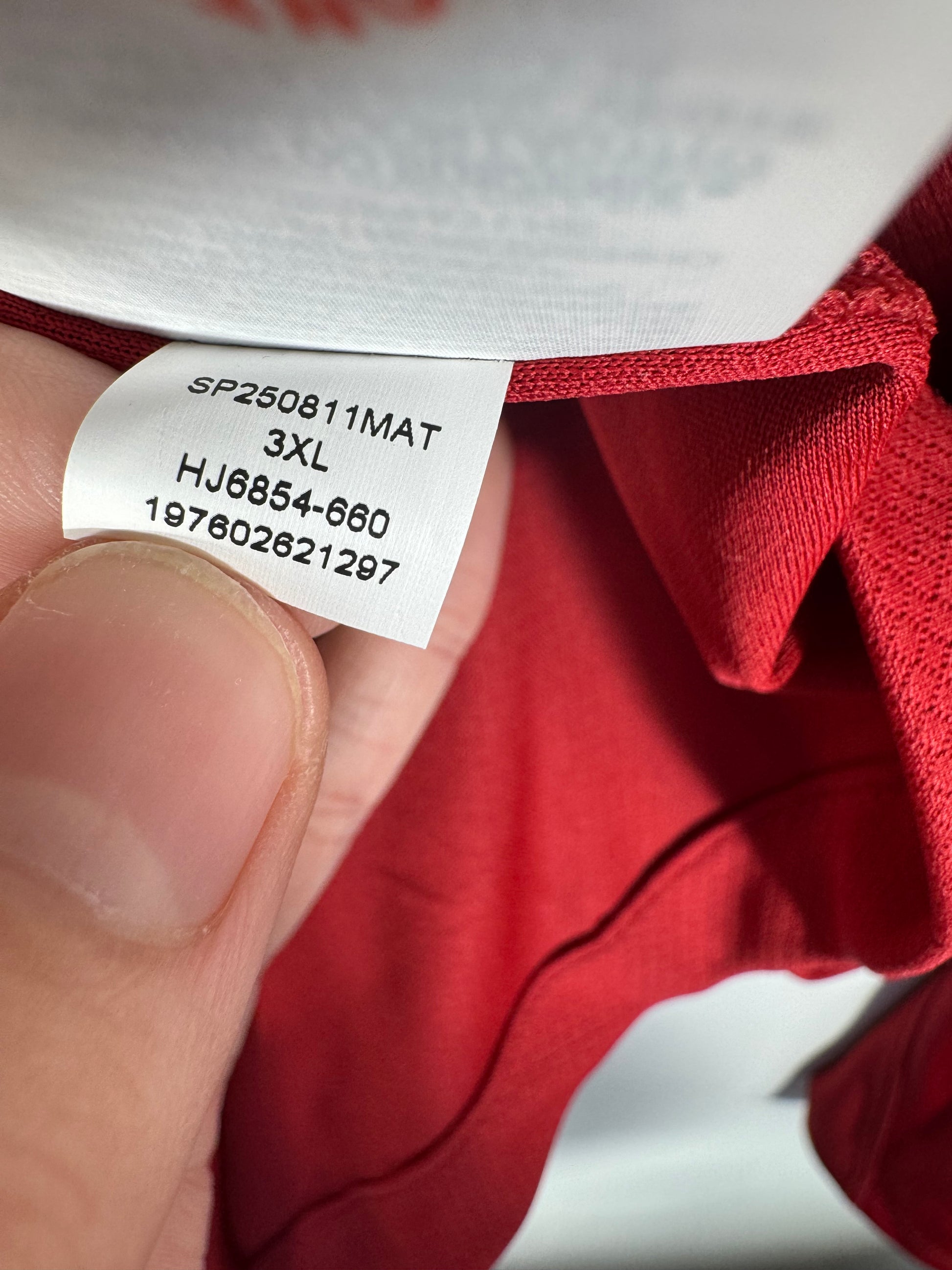 Étiquette interne Jordan code HJ6854-660 certifiant l'authenticité du maillot de Donnarumma.