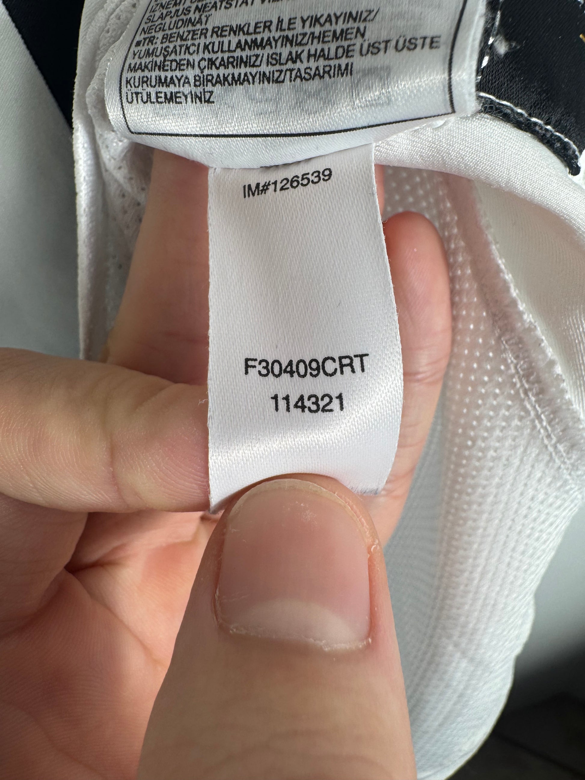 Étiquette interne Nike code 114321 taille S certifiant l'authenticité.