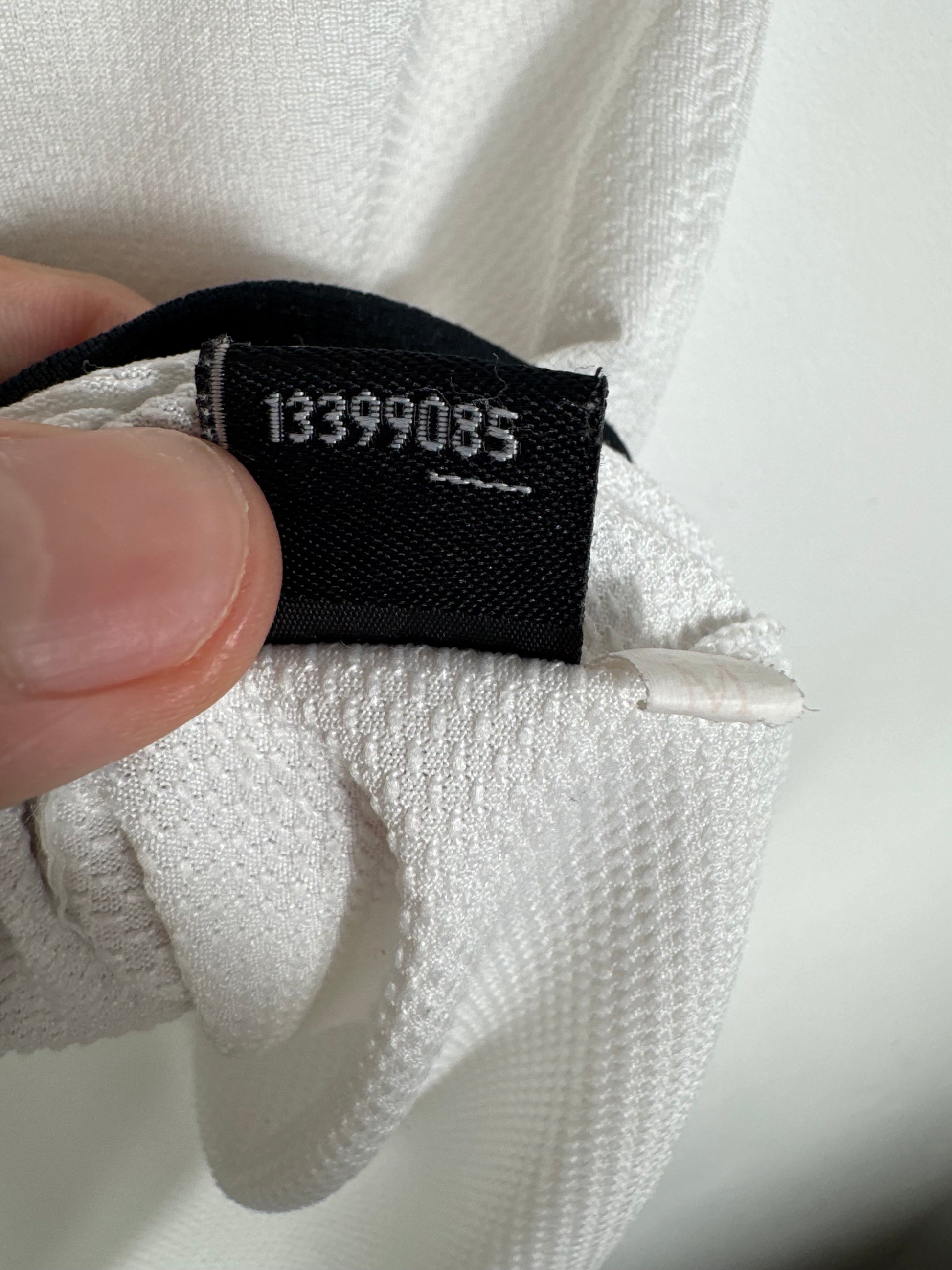 Étiquette interne noire Nike code 13399085 certifiant l'authenticité du maillot de David Villa, taille M.