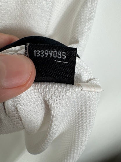 Étiquette interne noire Nike code 13399085 certifiant l'authenticité du maillot de David Villa, taille M.
