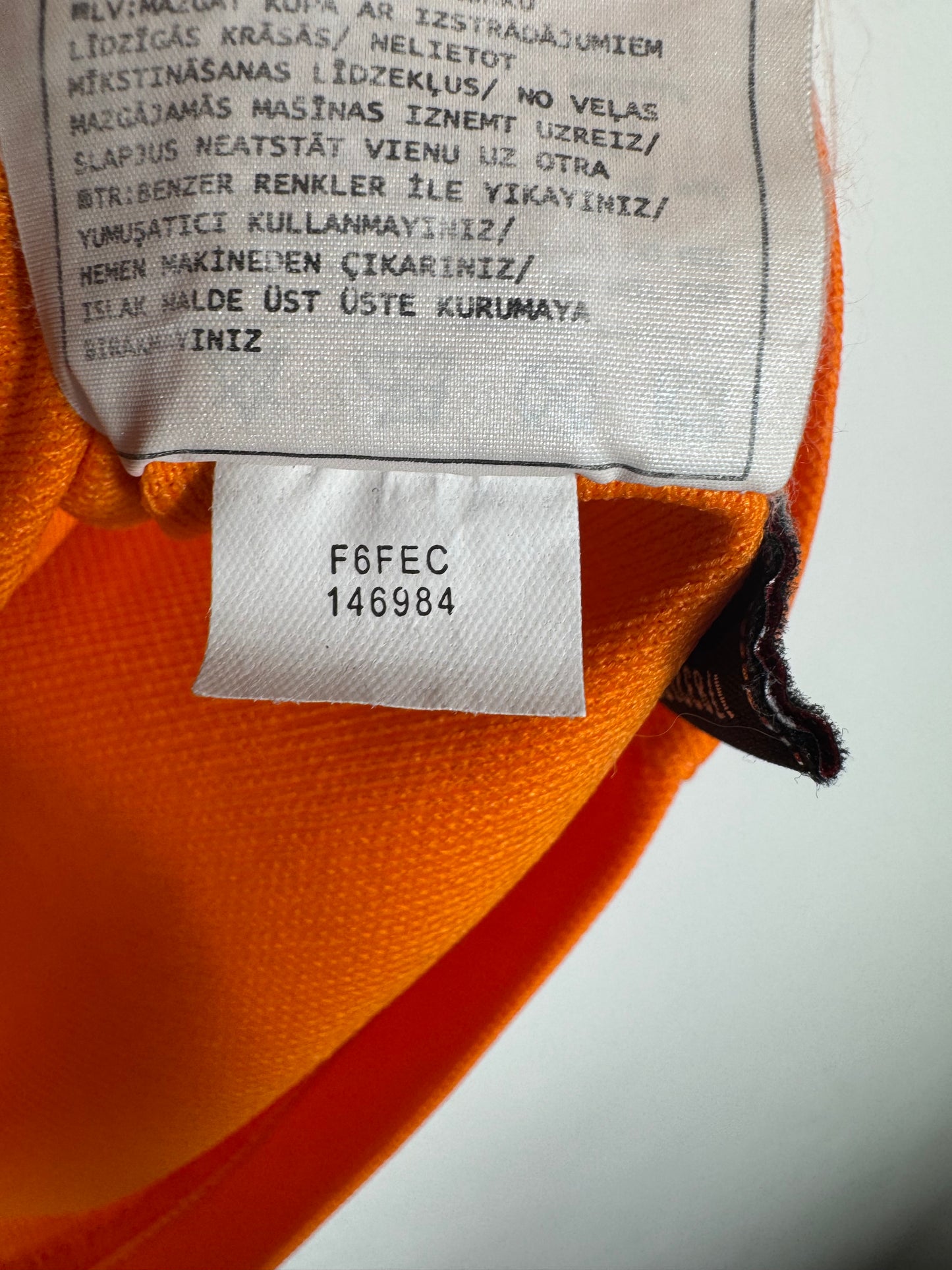 Étiquette interne Nike code 146984 certifiant l'authenticité du maillot de Ronaldinho, taille S.