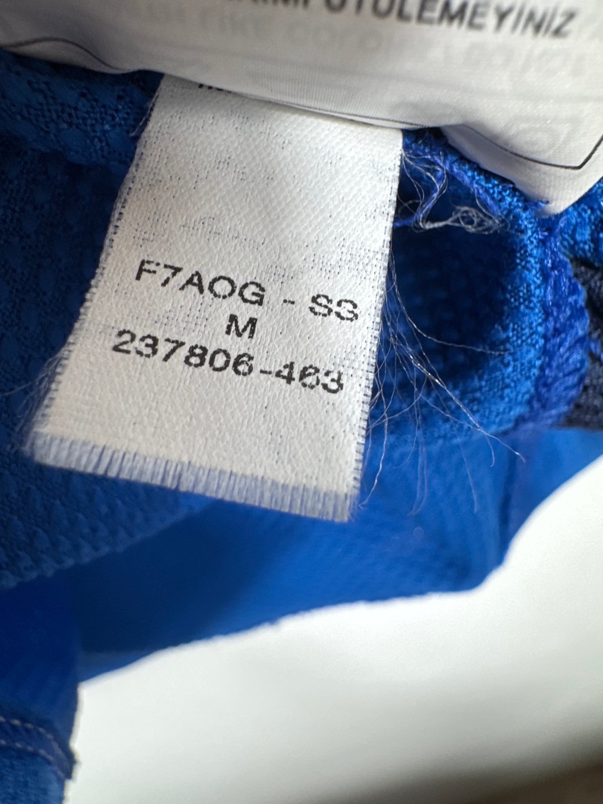 Étiquette interne Nike code 237806-463 certifiant l'authenticité du maillot de Kun Agüero, taille M.