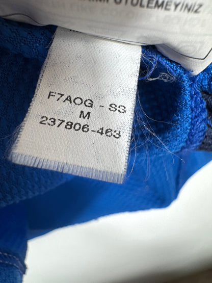 Étiquette interne Nike code 237806-463 certifiant l'authenticité du maillot de Kun Agüero, taille M.