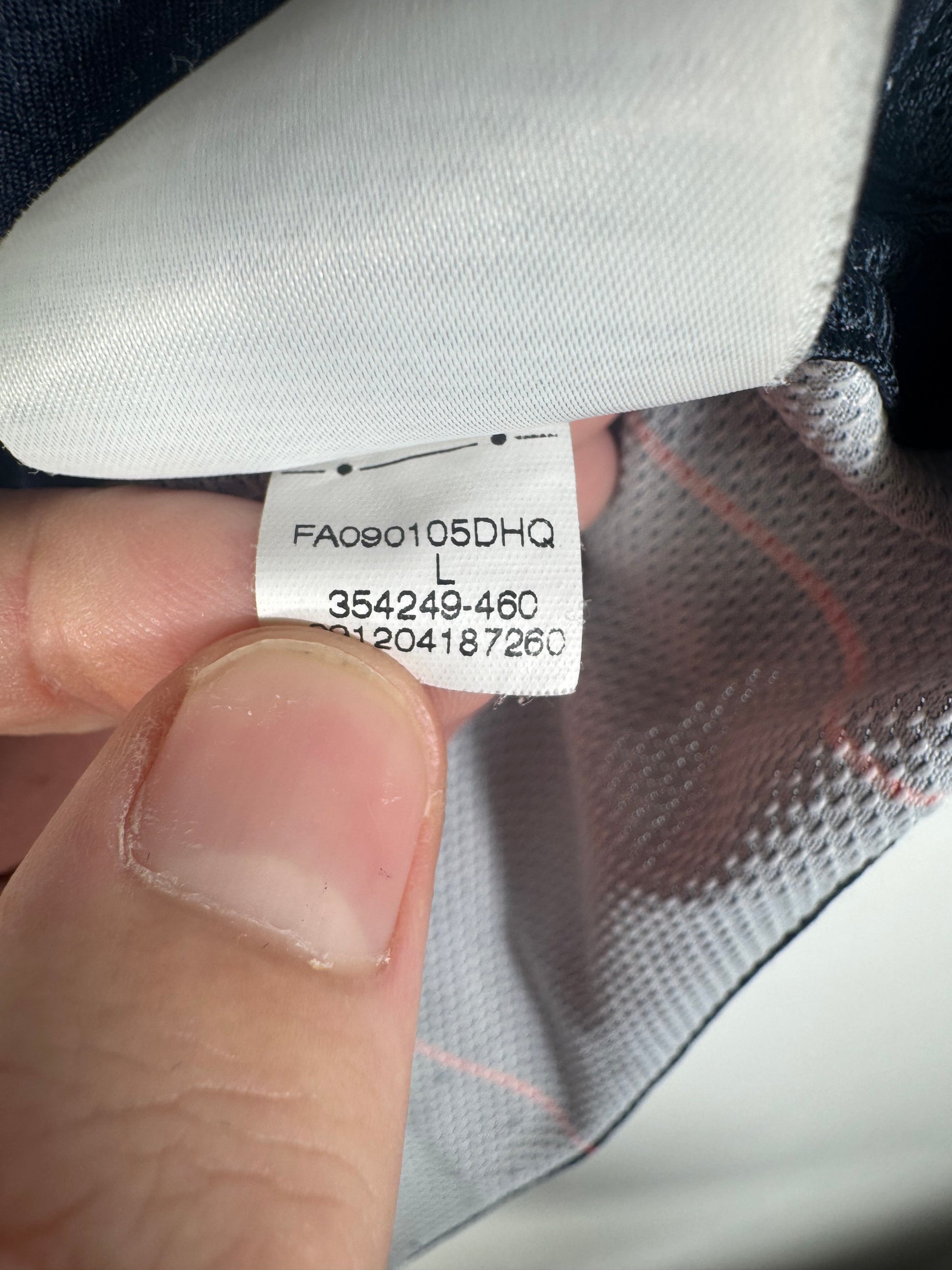 Étiquette interne Nike code 354249-460 certifiant l'authenticité du maillot de Ludovic Giuly.