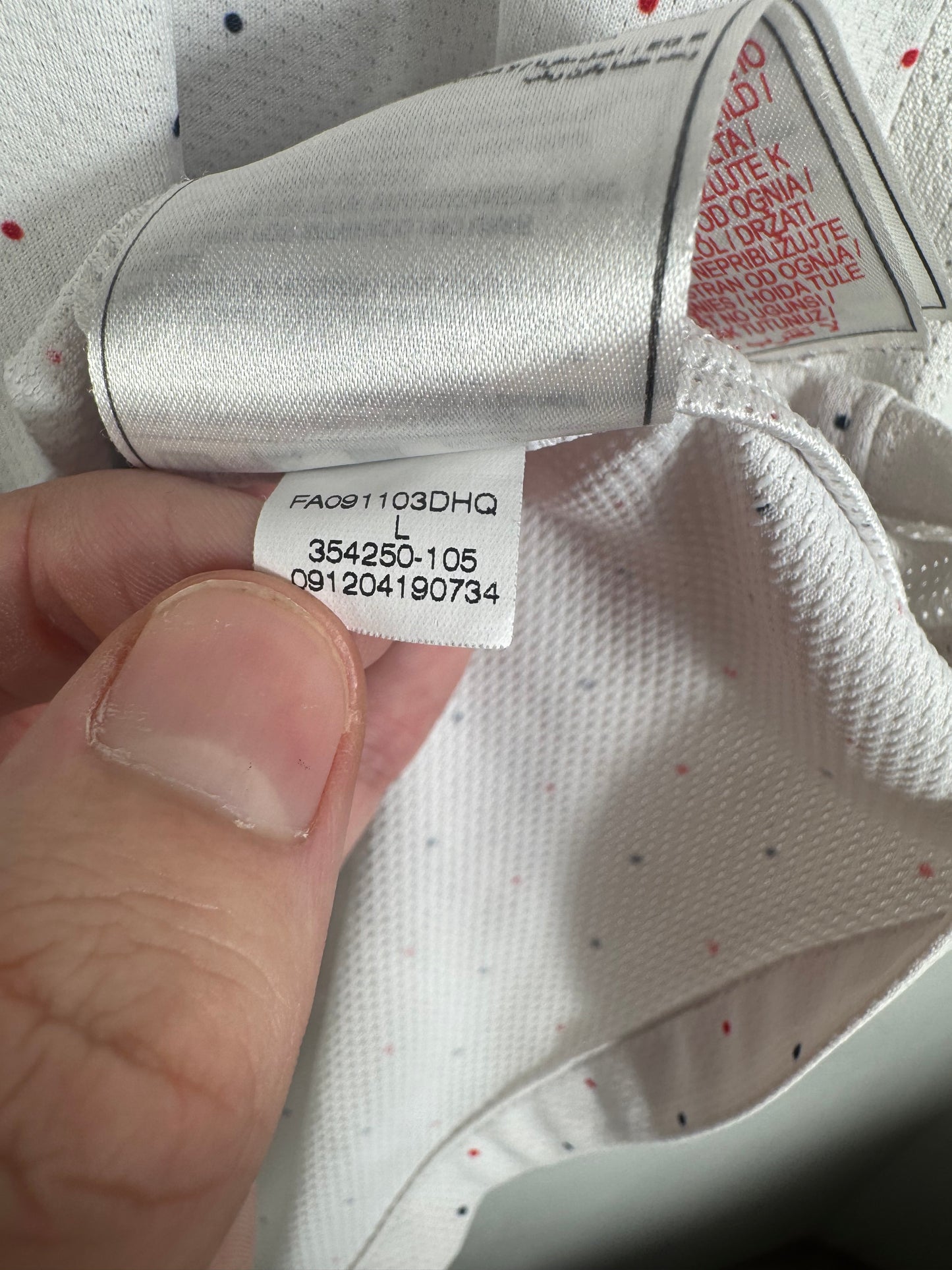 Étiquette interne Nike code 354250-105 certifiant l'authenticité du maillot de Stéphane Sessègnon.