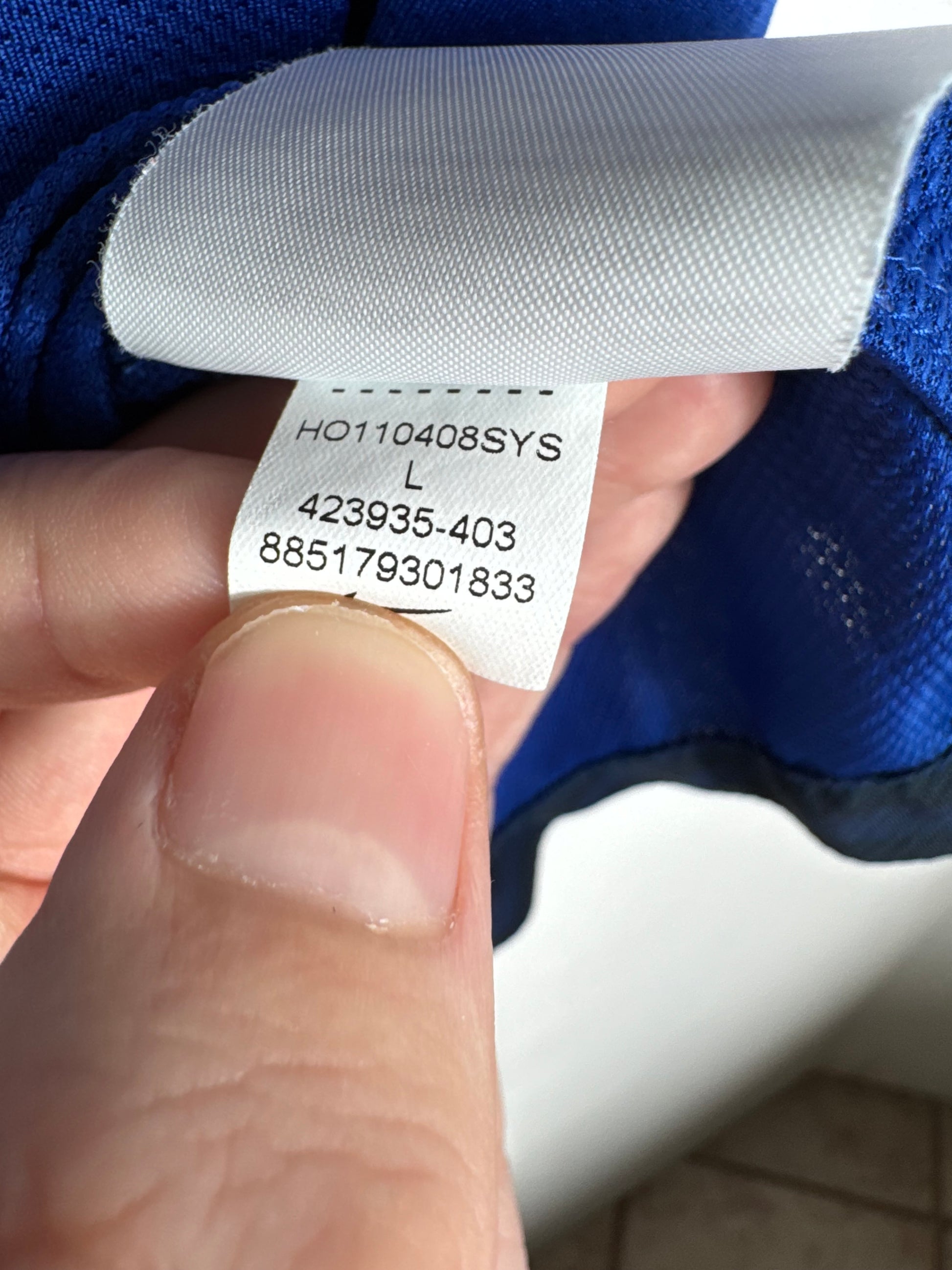 Étiquette interne Nike code 423935-403 certifiant l'authenticité du maillot du capitaine Nemanja Vidic.