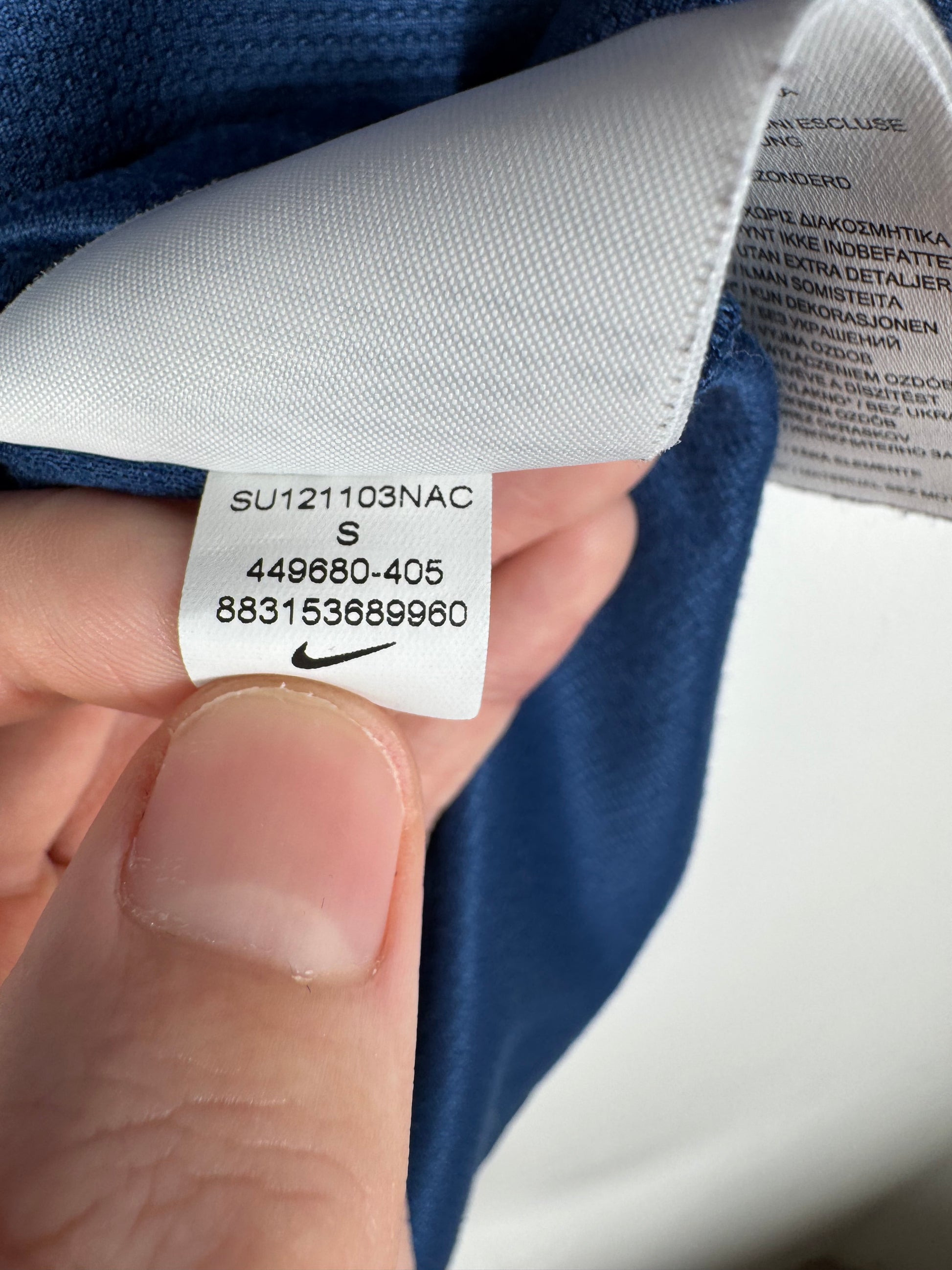 Étiquette interne Nike code 449680-405 certifiant l'authenticité du maillot d'Olivier Giroud.