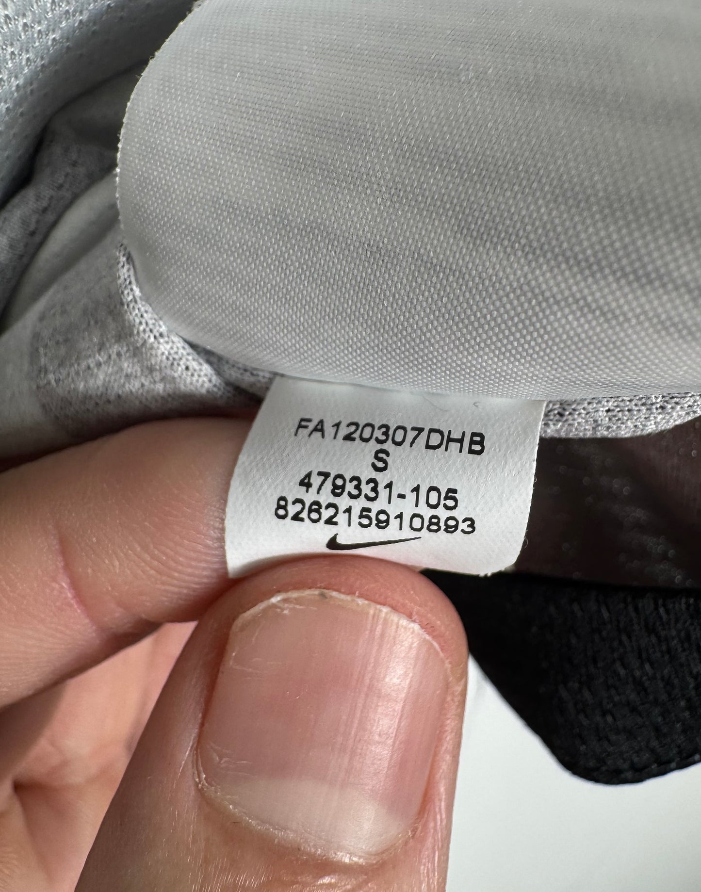Étiquette interne Nike code 479331-105 certifiant l'authenticité du maillot Pogba.