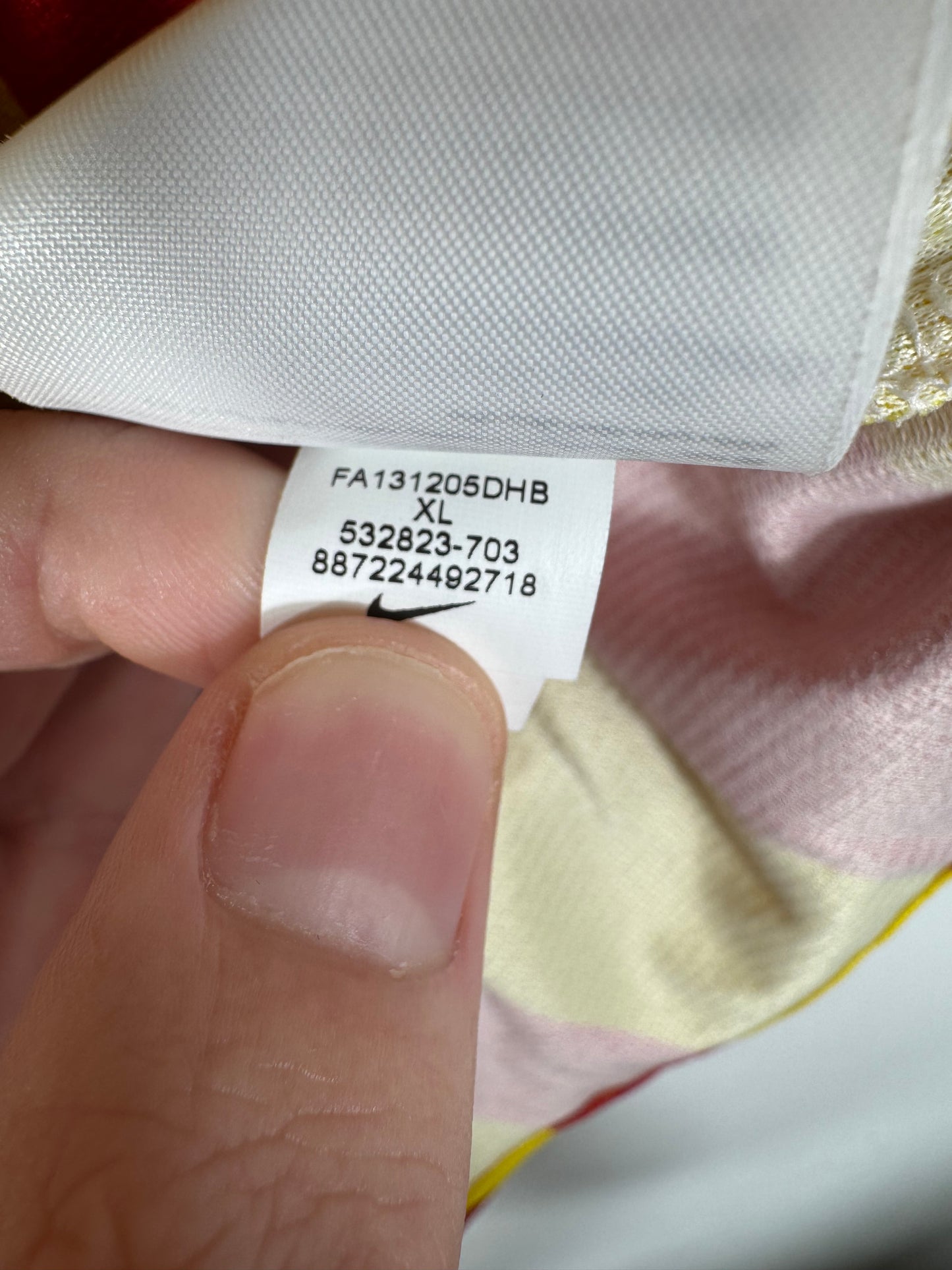 Étiquette interne Nike code 532823-703 certifiant l'authenticité du maillot de Messi, taille XL.