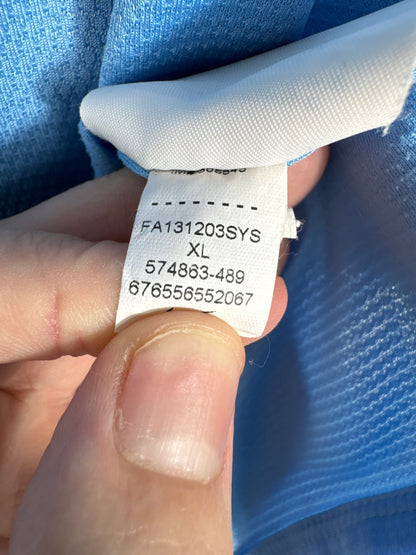 Étiquette interne Nike code 574863-489 certifiant l'authenticité du maillot de Yaya Touré, taille XL.