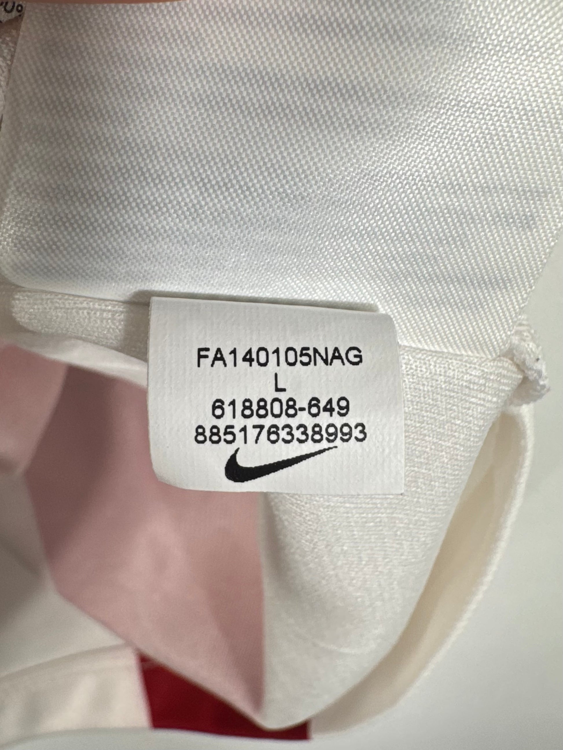 Étiquette interne Nike code 618808-649 certifiant l'authenticité du maillot Griezmann.