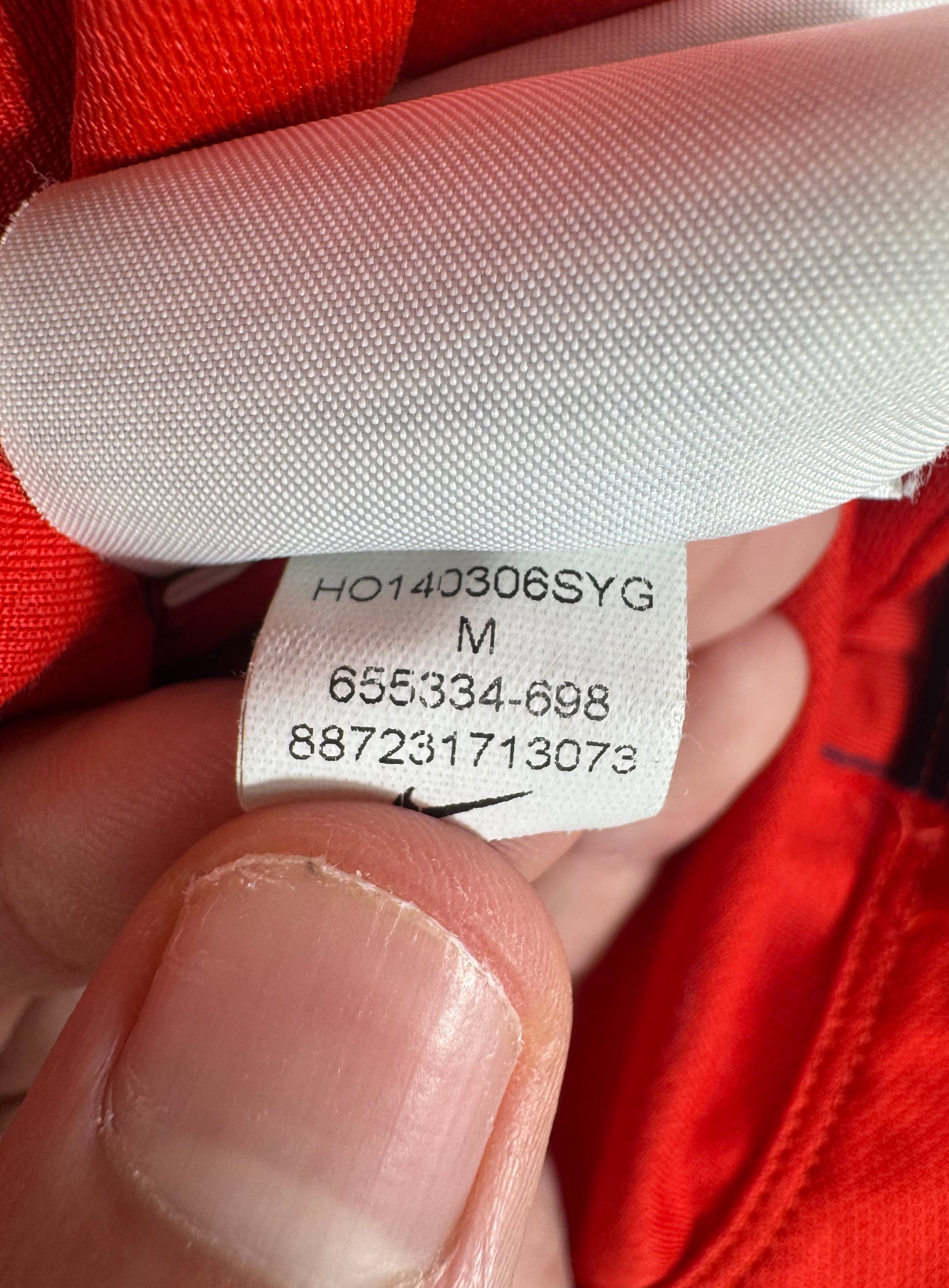 Étiquette interne Nike code 655334-698 certifiant l'authenticité du maillot.