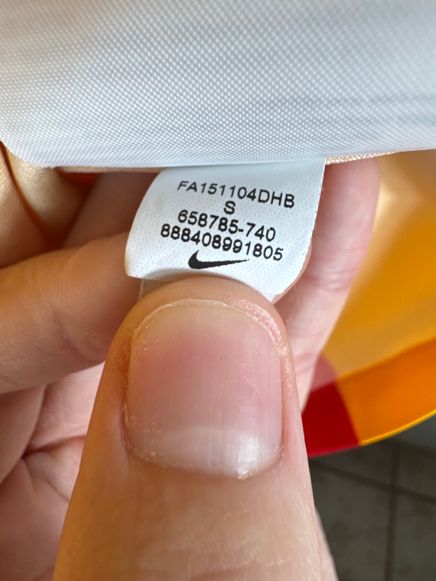 Étiquette interne Nike code 658785-740 certifiant l'authenticité du maillot d'Andrés Iniesta, taille S.