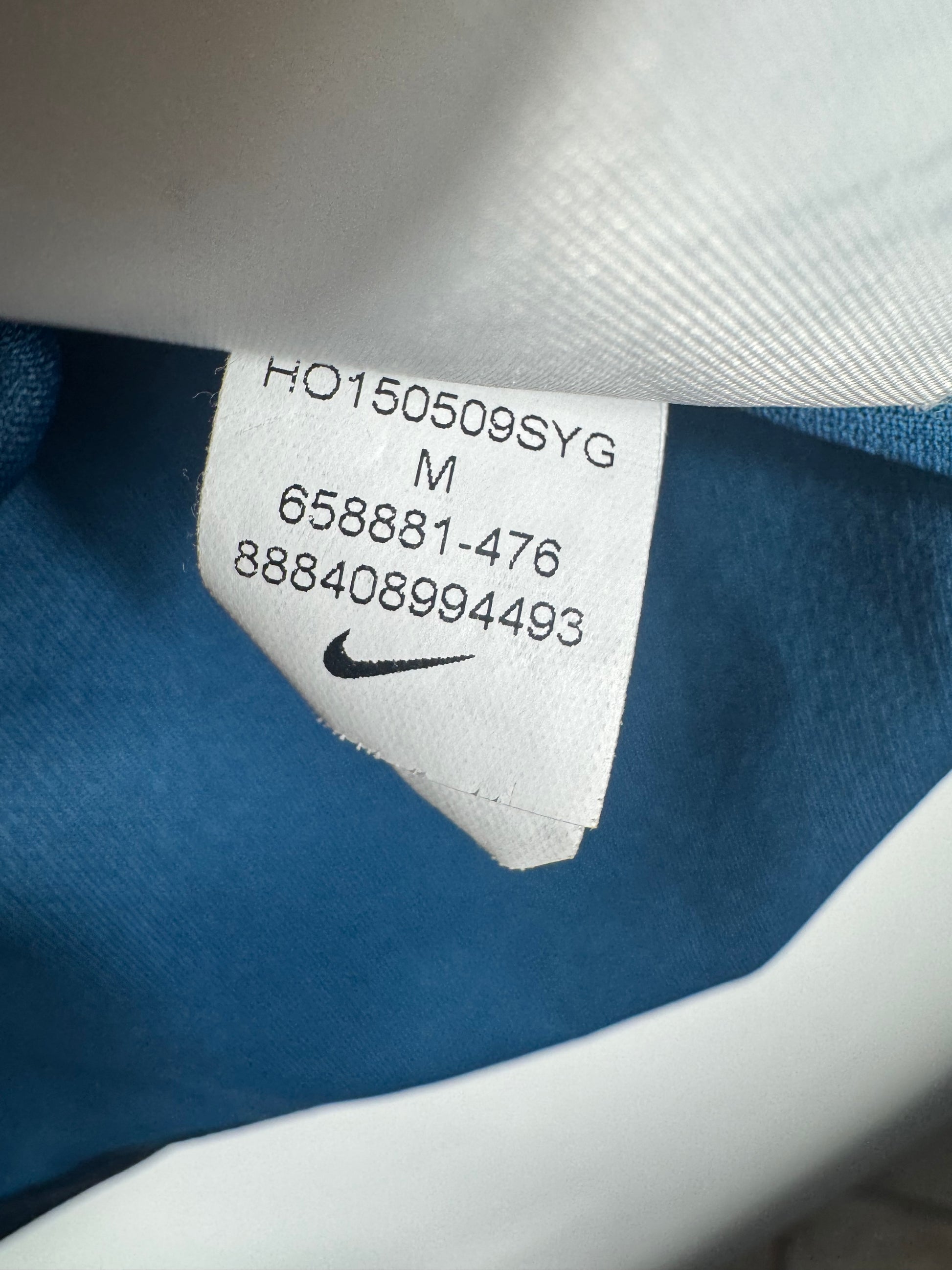 Étiquette interne Nike code 658881-476 certifiant l'authenticité du maillot de Yaya Touré.