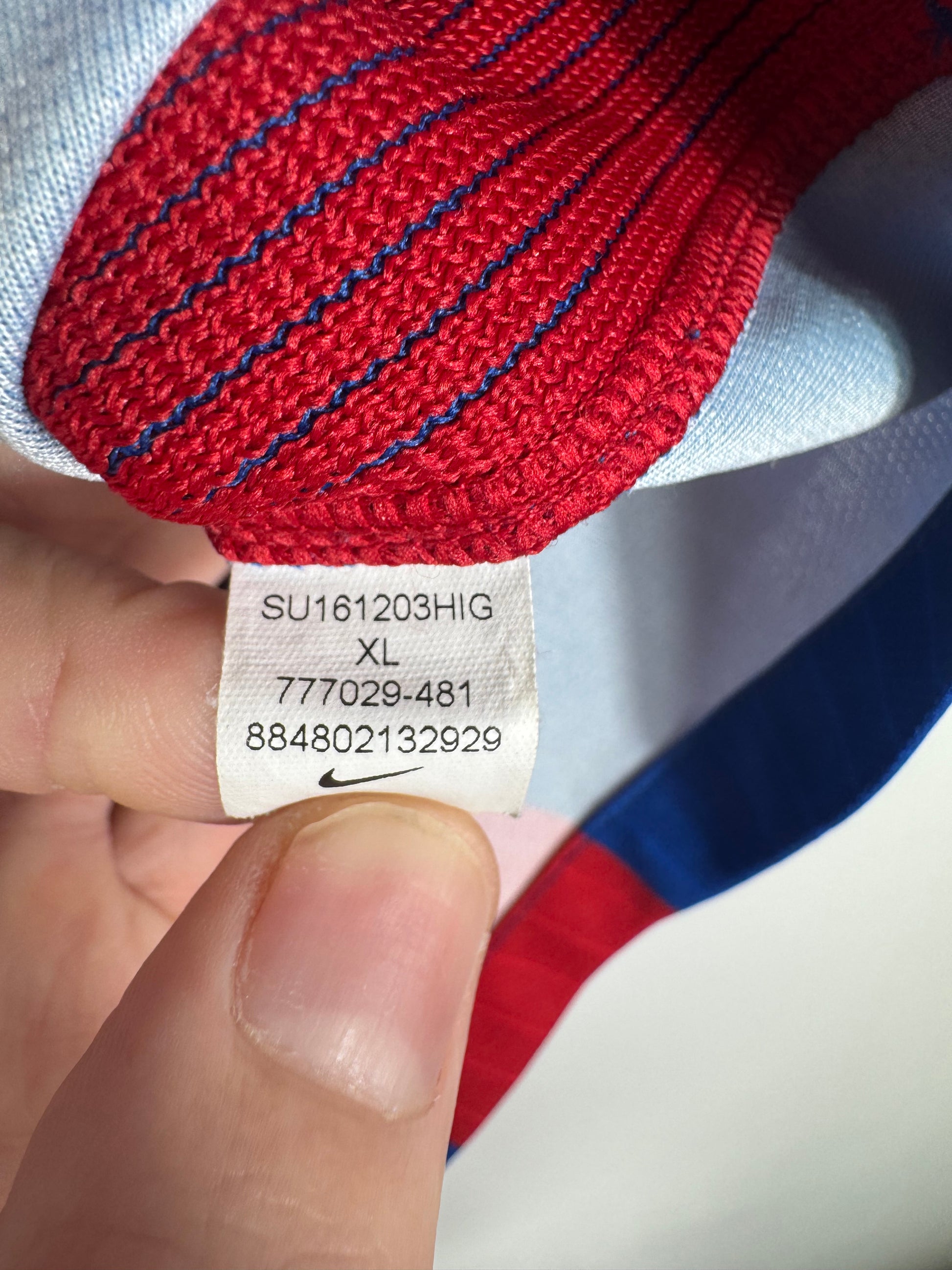 Étiquette interne Nike code 777029-481 certifiant l'authenticité de ce maillot de Neymar Jr, avec mention de la taille XL.