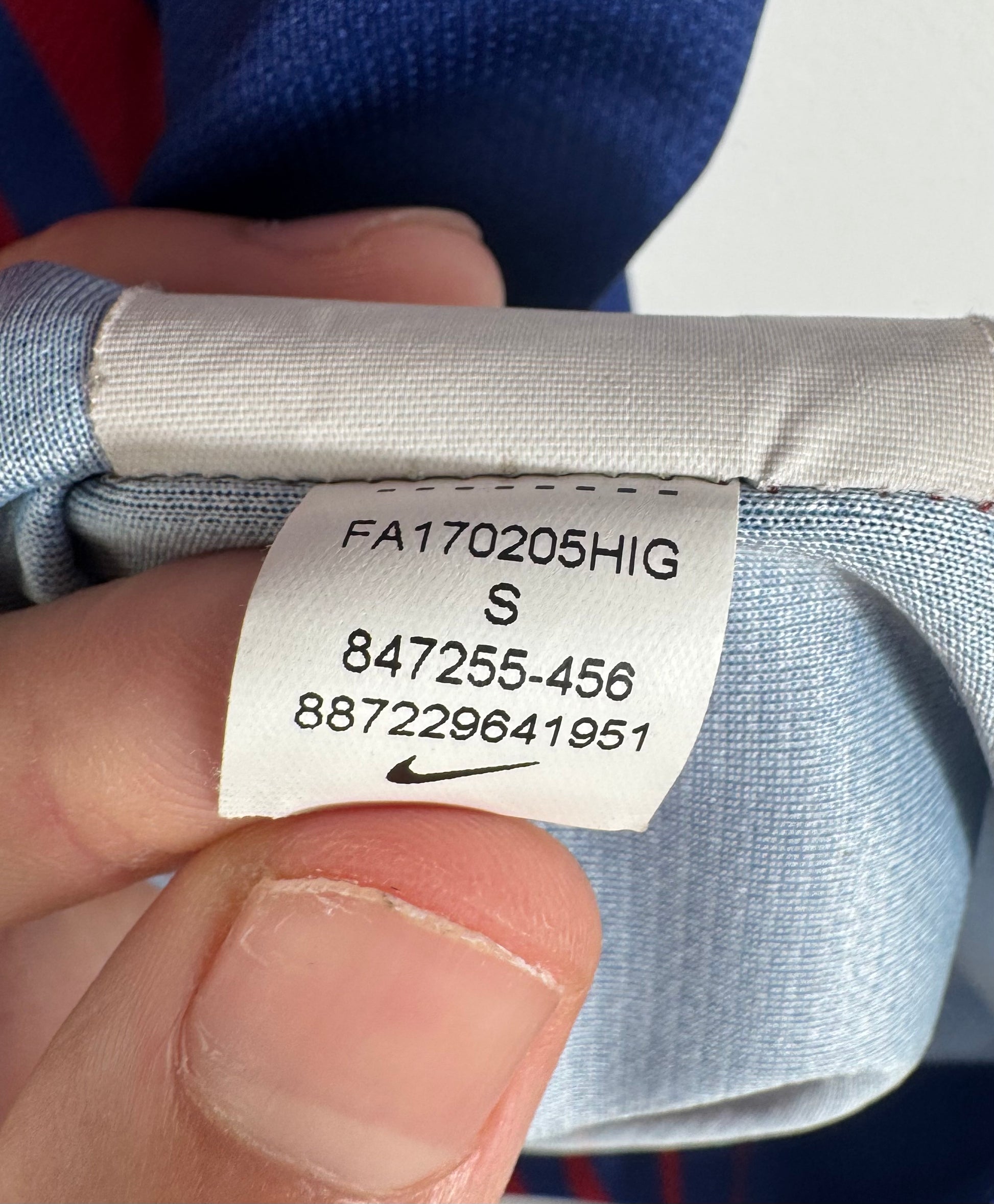 Étiquette interne Nike code 847255-456 certifiant l'authenticité du maillot Iniesta.