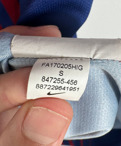 Étiquette interne Nike code 847255-456 certifiant l'authenticité du maillot Iniesta.