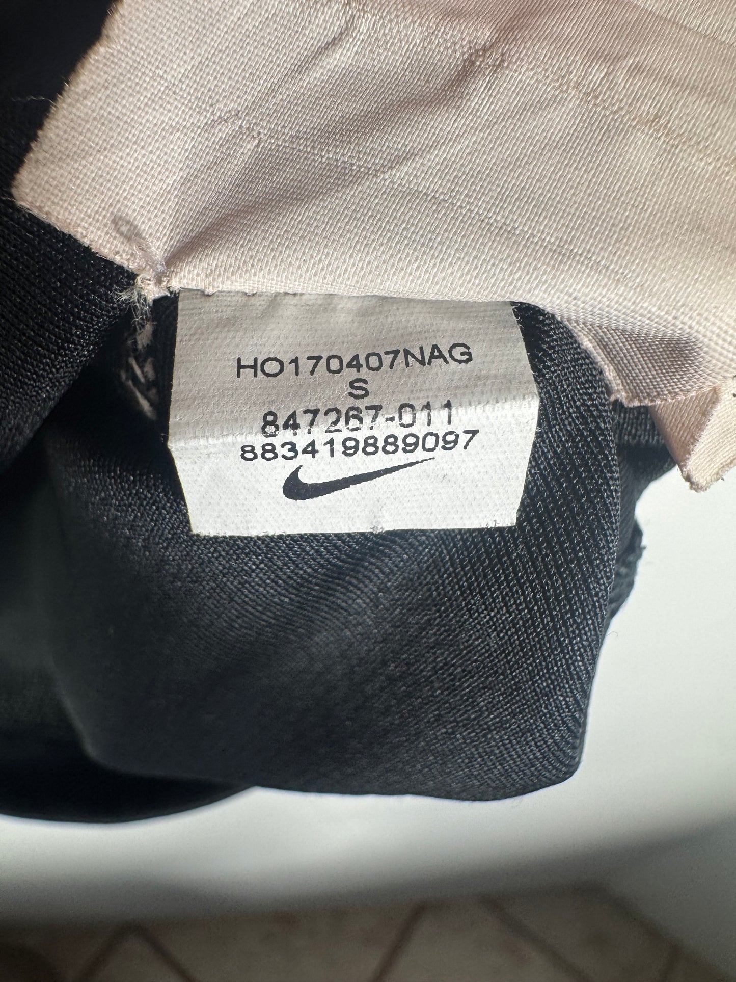 Étiquette interne Nike code 847267-011 certifiant l'authenticité du maillot de Thiago Silva.