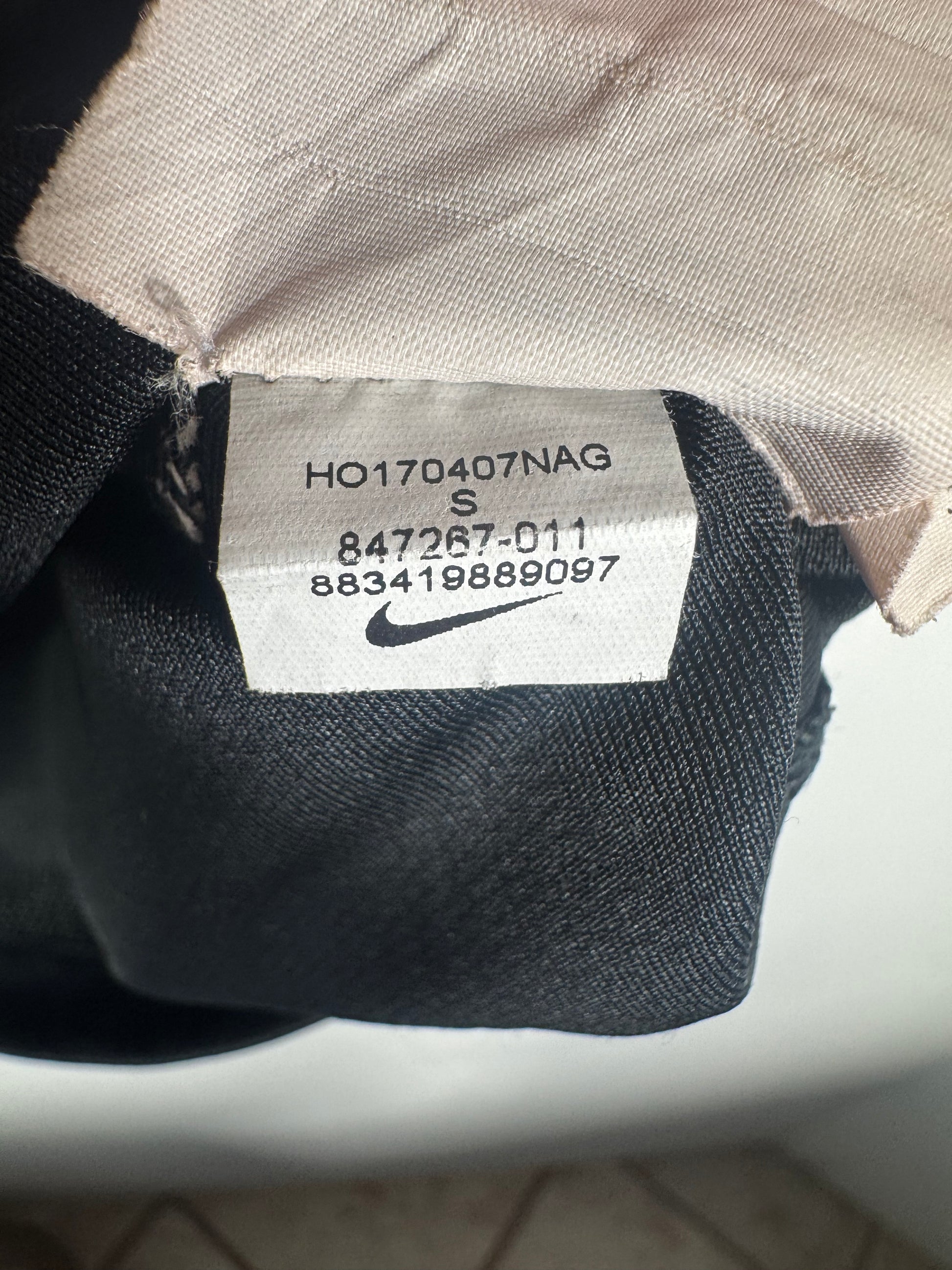 Étiquette interne Nike code 847267-011 certifiant l'authenticité du maillot de Thiago Silva.