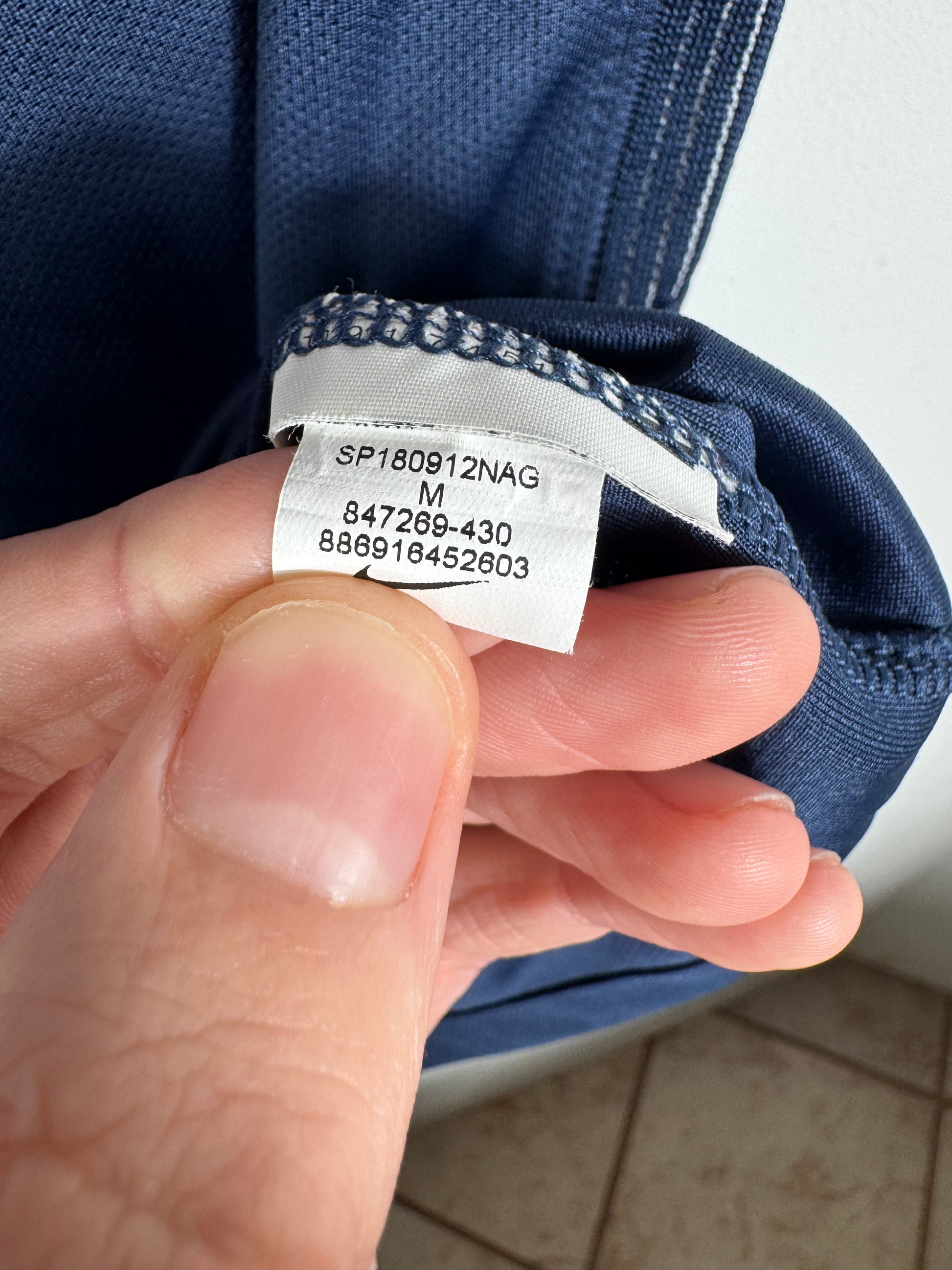 Étiquette interne Nike code 847269-430 certifiant l'authenticité du maillot de Neymar Jr, taille M.