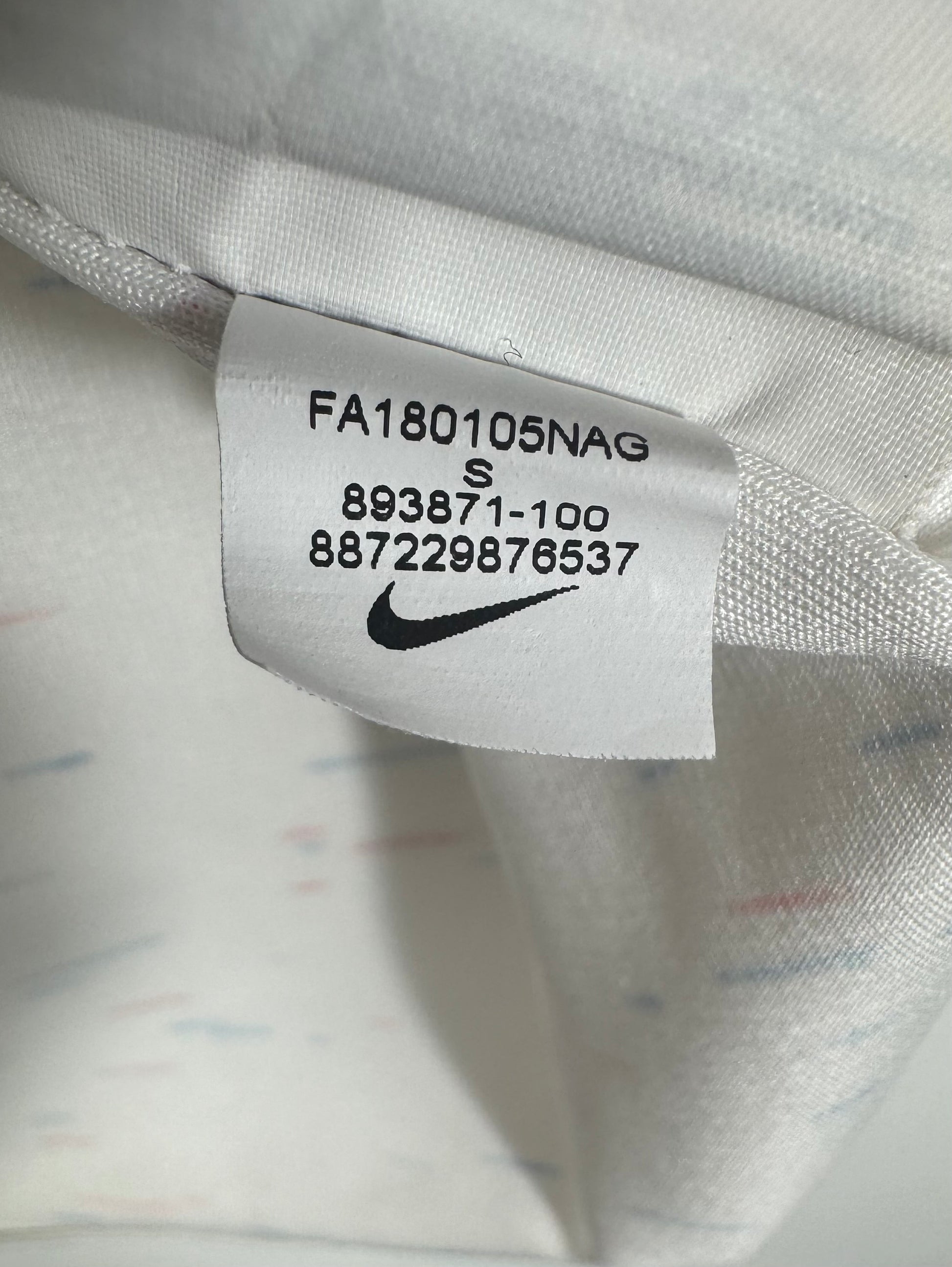 Étiquette interne Nike code 893871-100 certifiant l'authenticité du maillot France 2018.