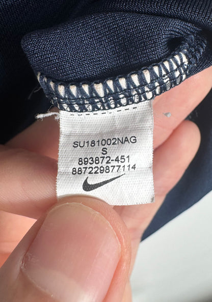 Étiquette interne Nike code 893872-451 certifiant l'authenticité du maillot France 2018.