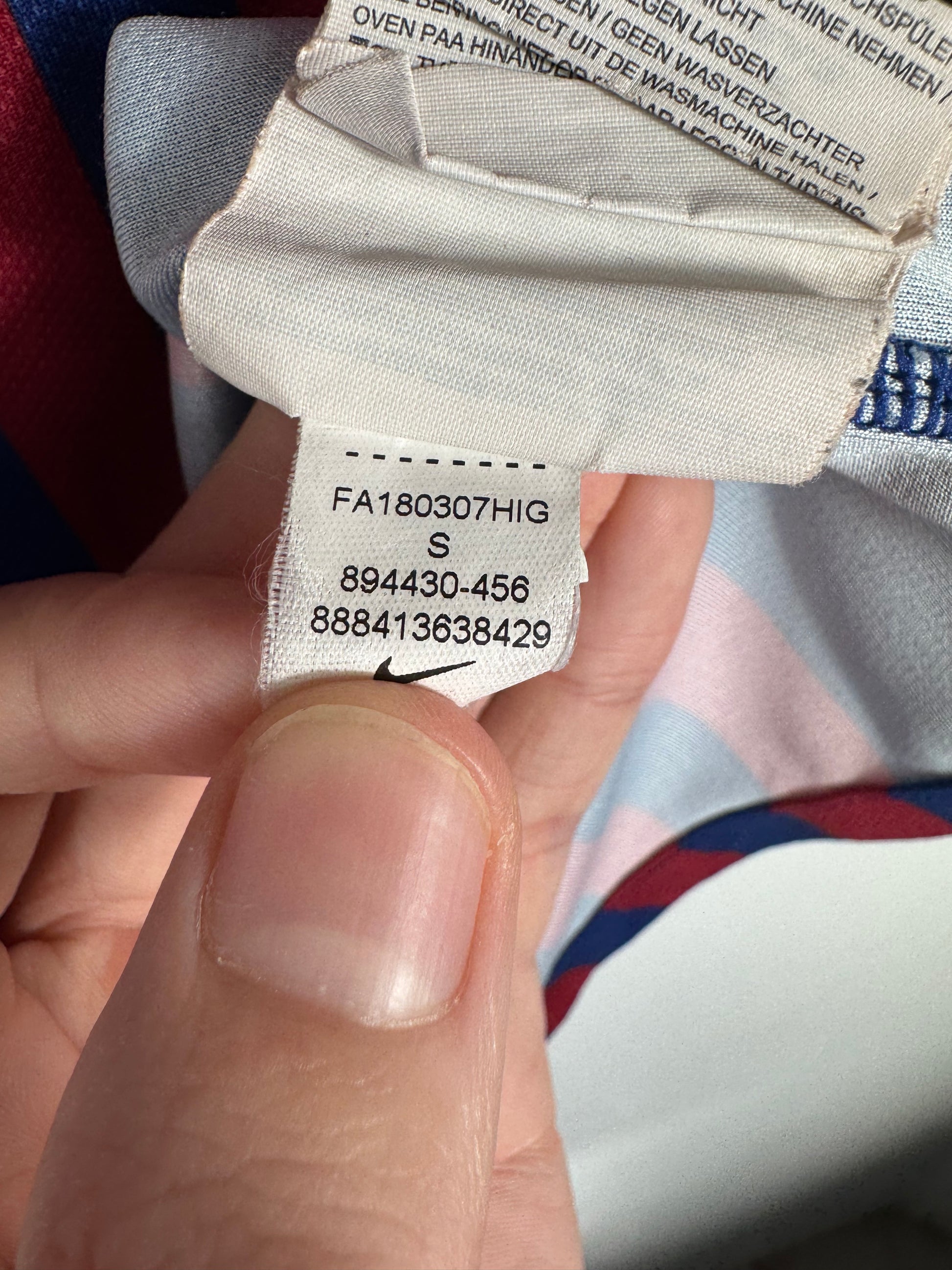 Étiquette interne Nike code 894430-456 certifiant l'authenticité du maillot Messi.