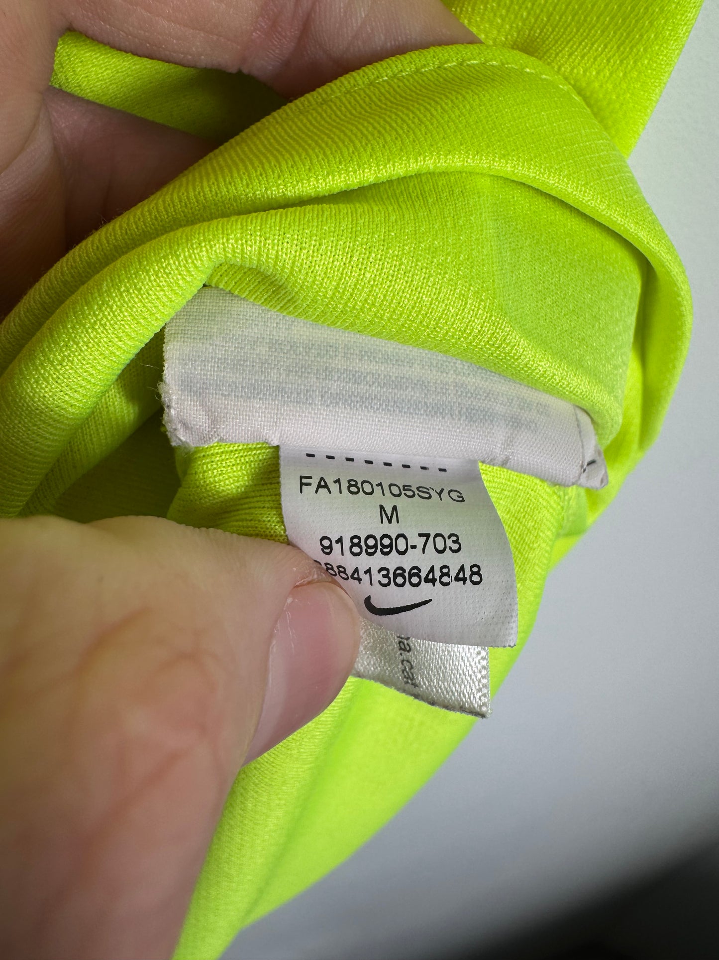 Étiquette interne Nike code 918990-703 certifiant l'authenticité du maillot Messi.