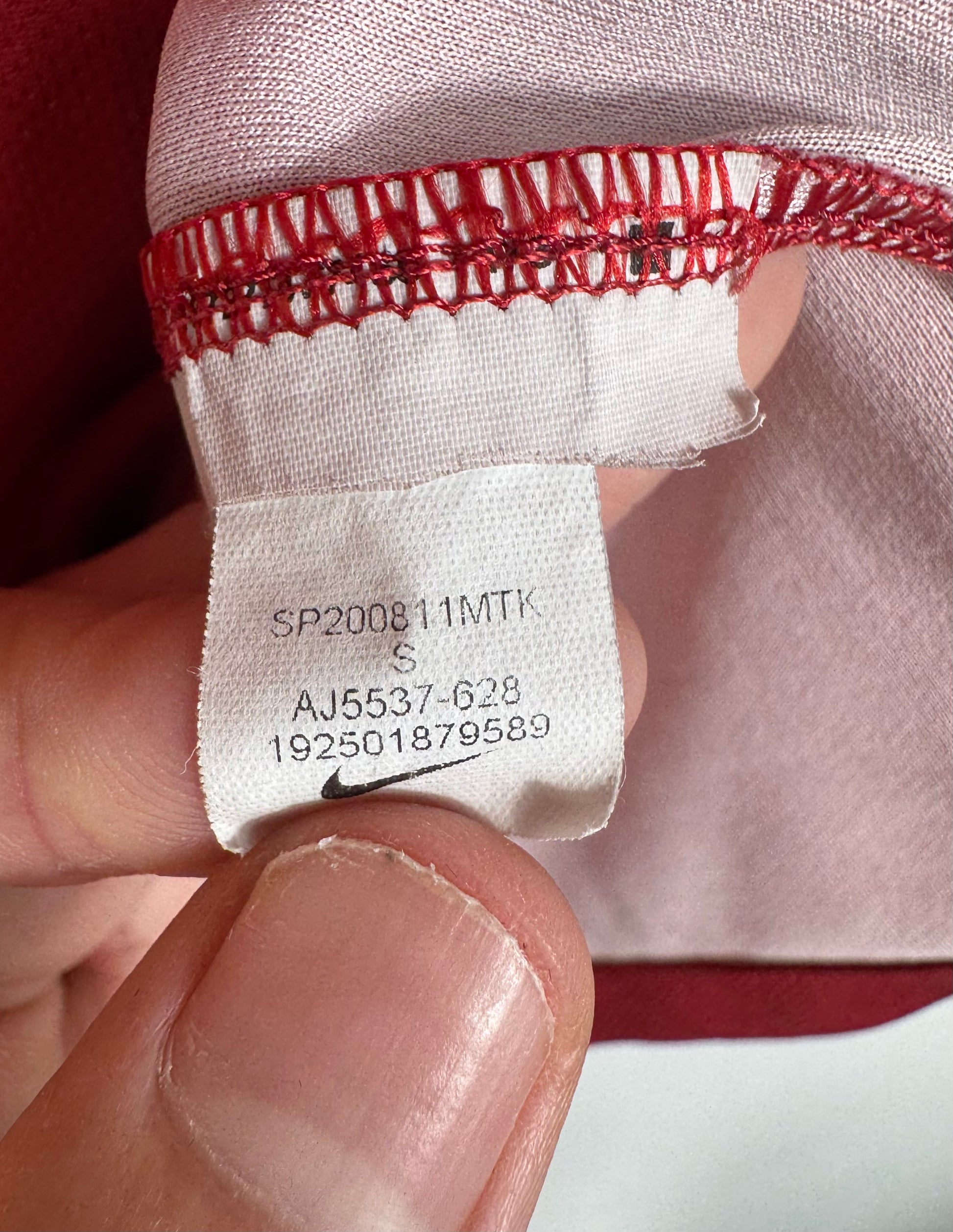 Étiquette interne Nike code AJ5537-628 certifiant l'authenticité du maillot Falcao.