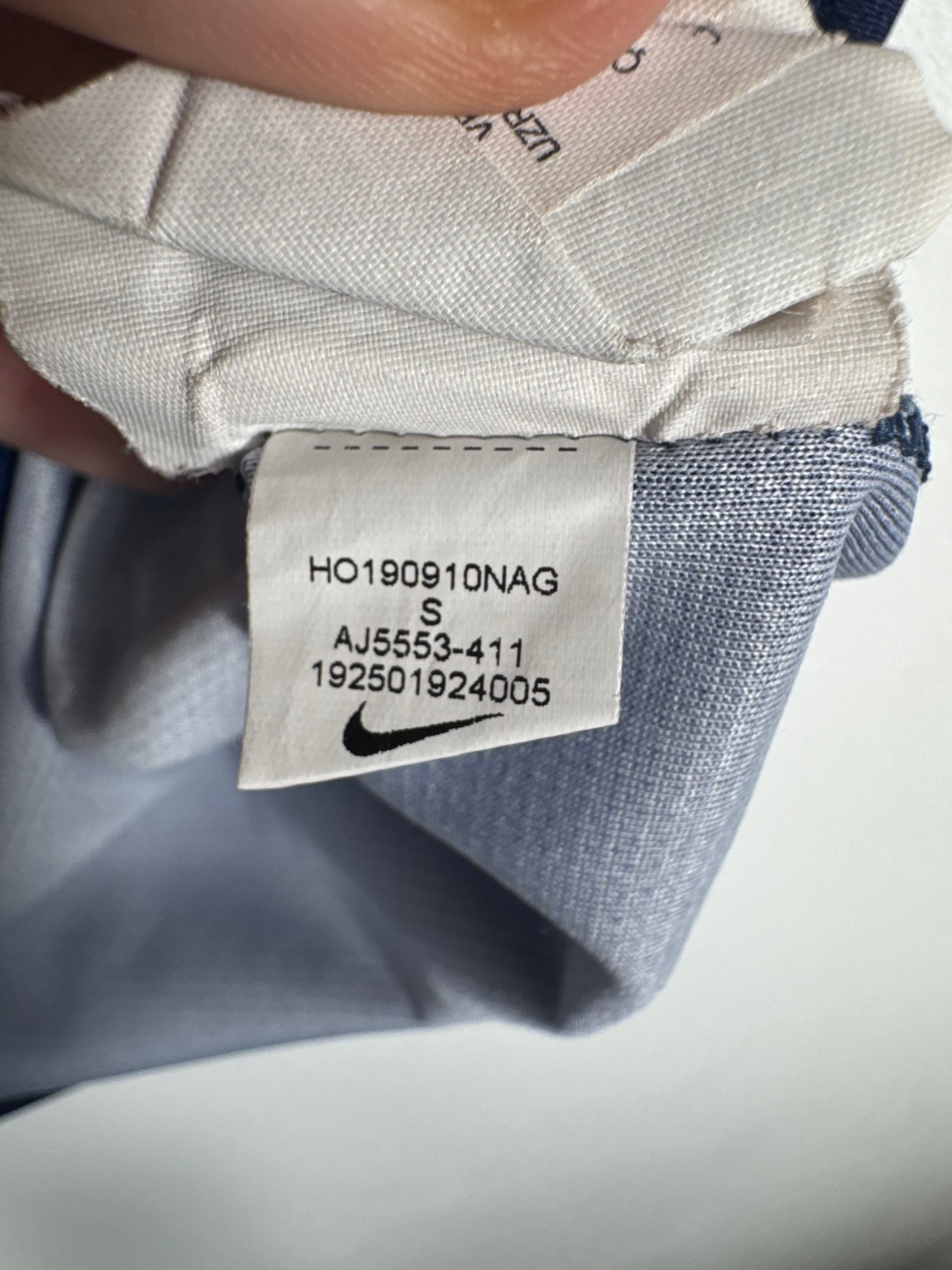 Étiquette interne Nike code AJ5553-411 certifiant l'authenticité du maillot de Neymar Jr.