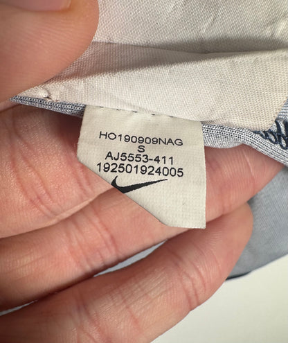 Étiquette interne Nike code AJ5553-411 certifiant l'authenticité du maillot Kimpembe.