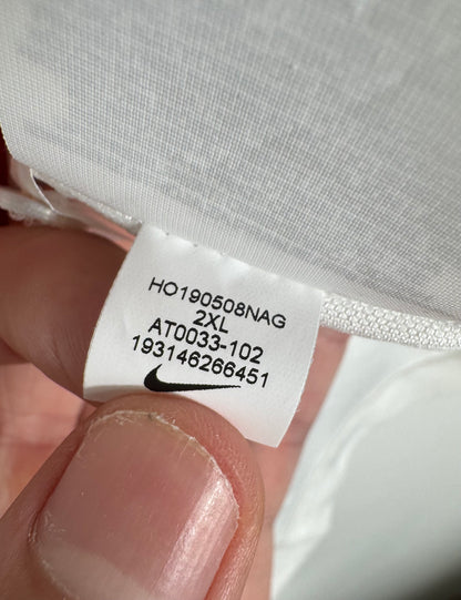 Étiquette interne Nike code AT0033-102 et taille XXL certifiant l'authenticité.
