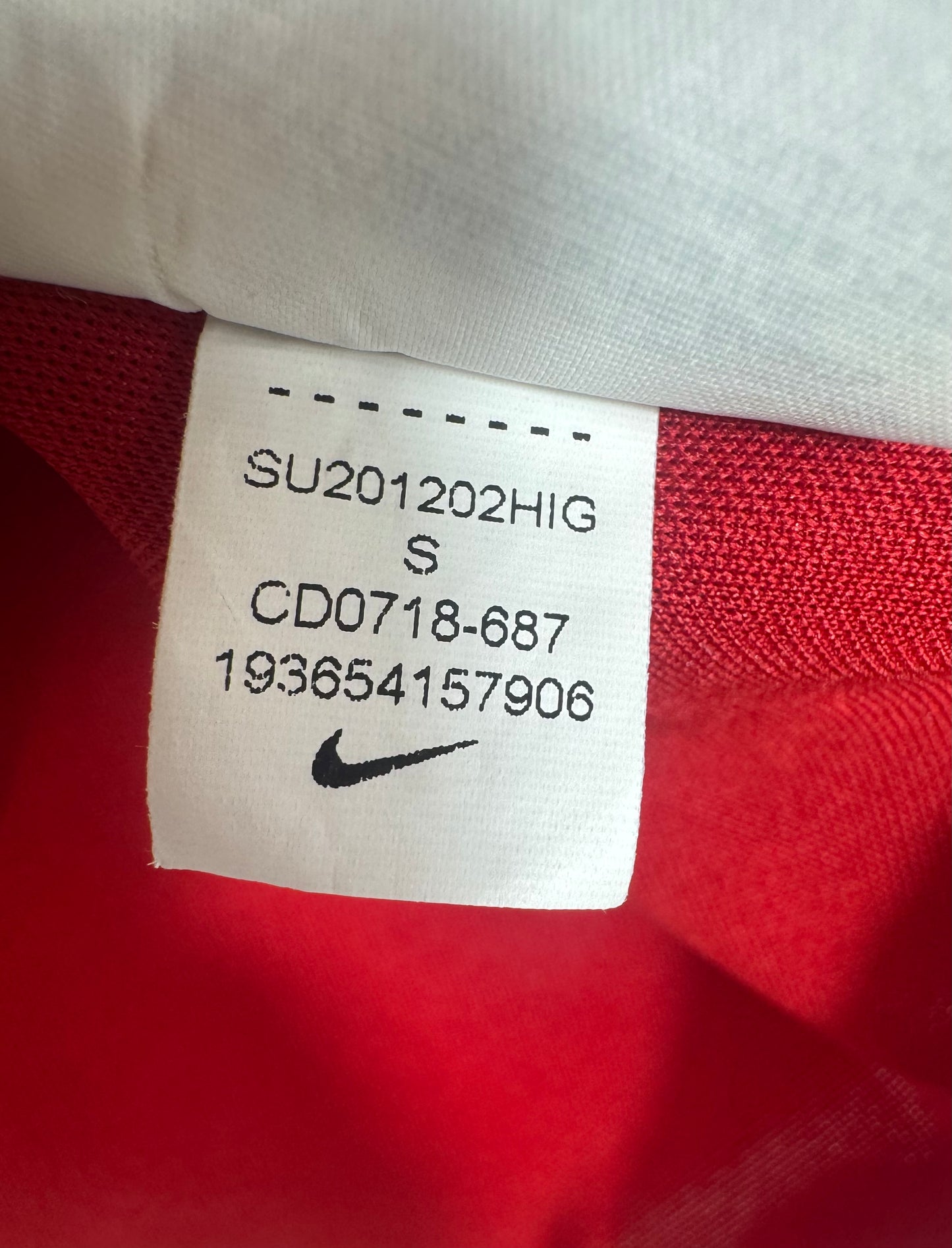 Étiquette interne Nike code CD0718-687 certifiant l'authenticité du maillot Haaland.