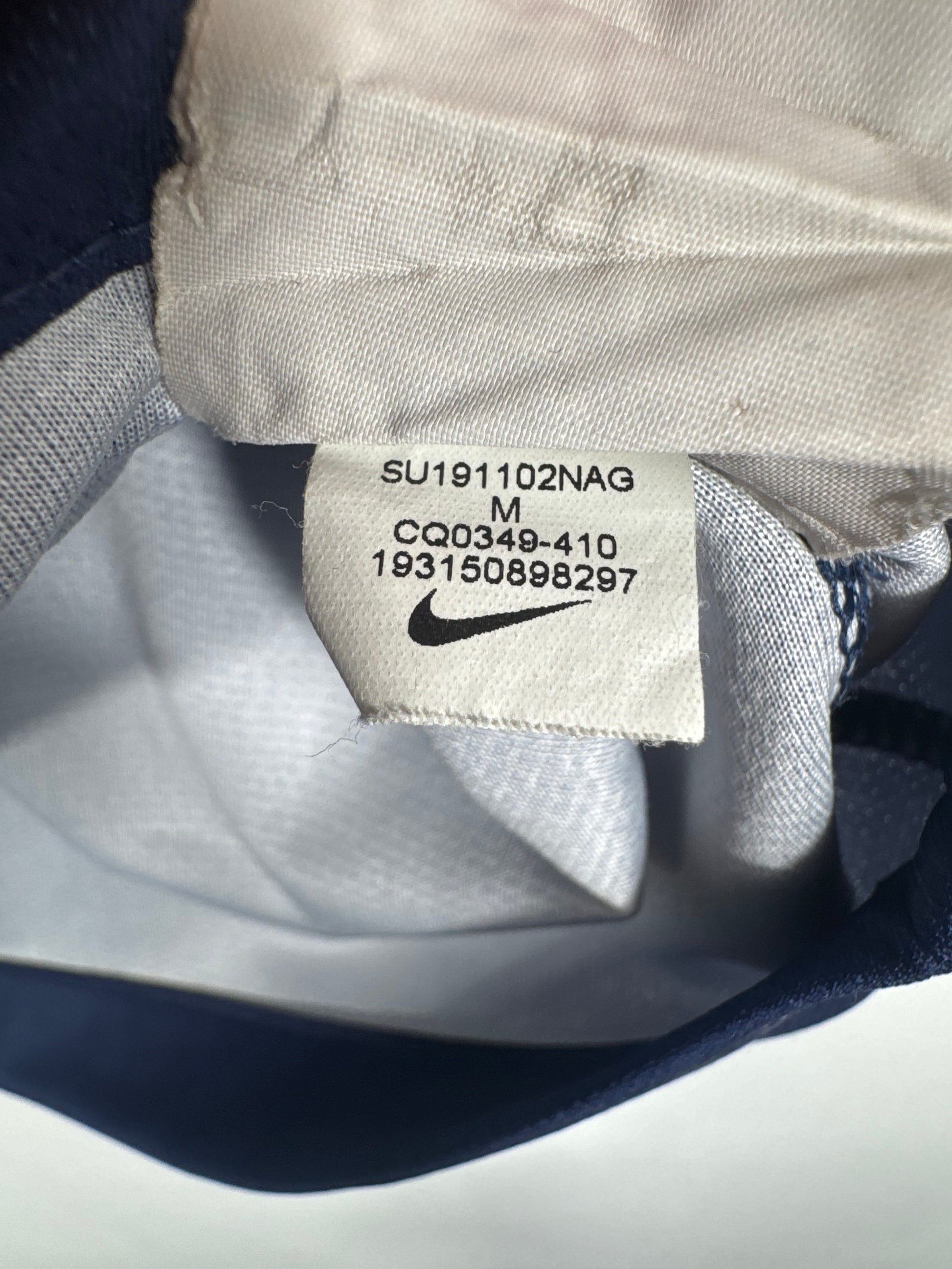 Étiquette interne Nike code CQ0349-410 certifiant l'authenticité du maillot Cavani.