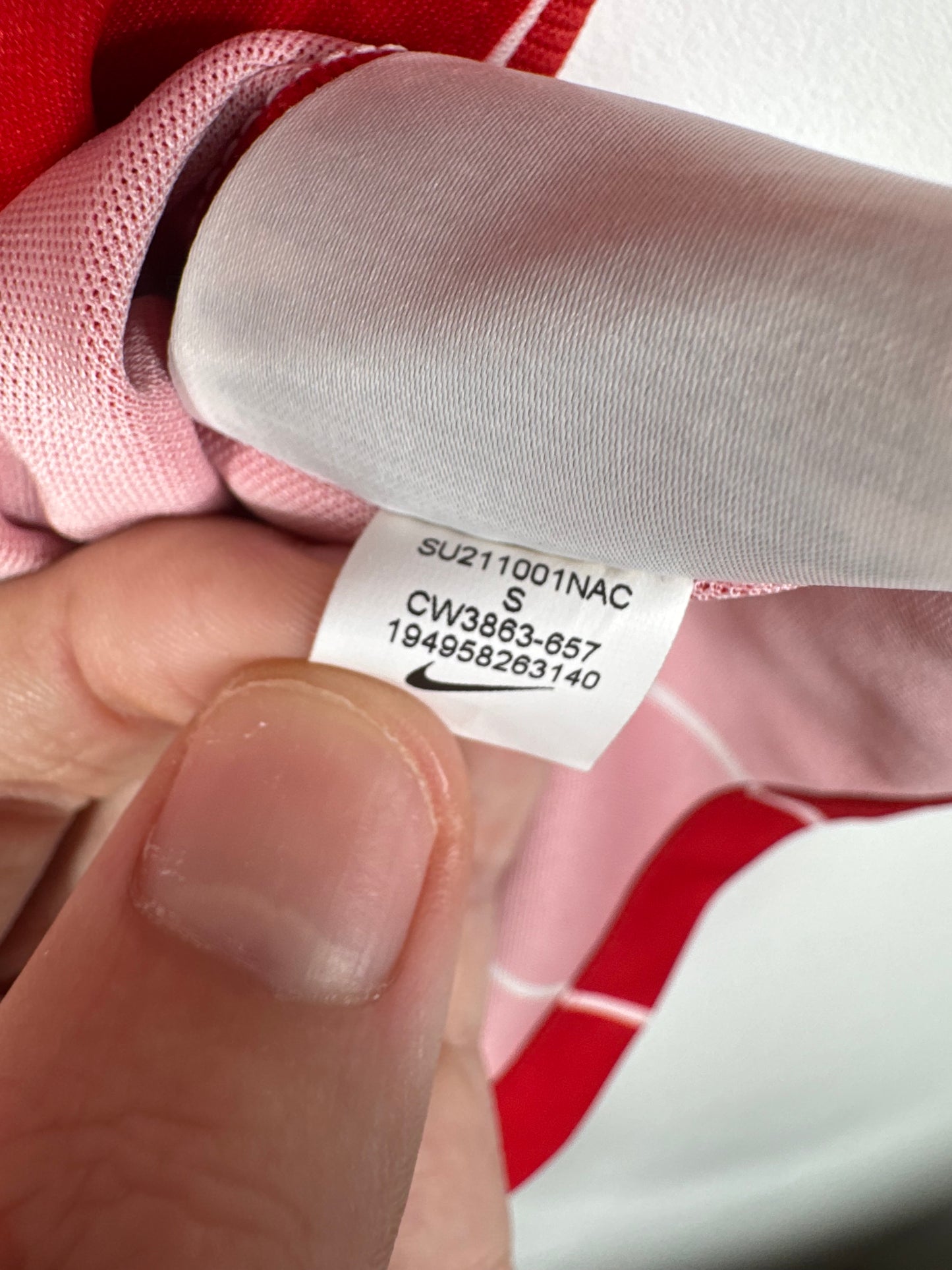 Étiquette interne Nike code CW3863-657 certifiant l'authenticité de la version Pro du maillot, taille S.