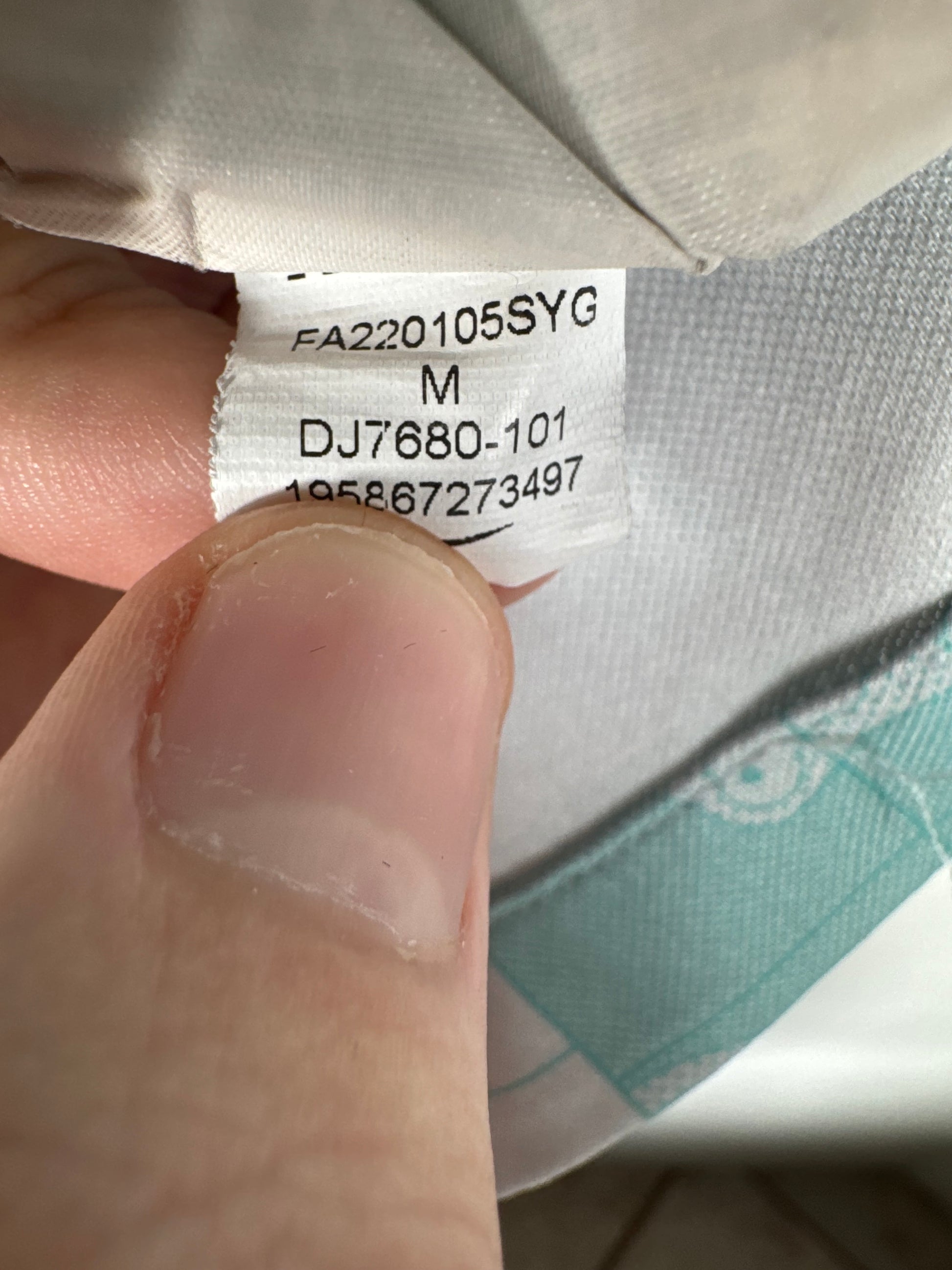 Étiquette interne Nike code DJ7680-101 certifiant l'authenticité du maillot de Romelu Lukaku, taille M.